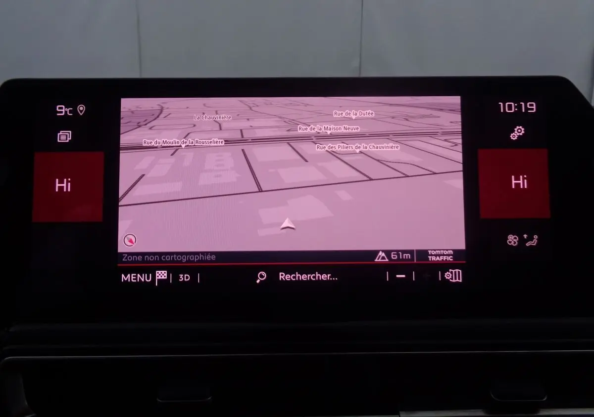 Écran central du système de navigation du Citroën C5 Aircross 2022 affichant une carte en 3D et les commandes climatisation.