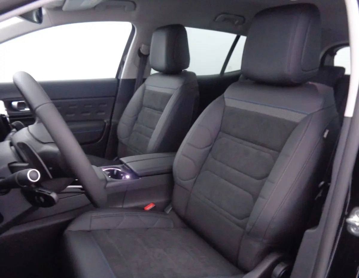 Intérieur du Citroën C5 Aircross 2022 en cuir noir, vue côté gauche sur les sièges avant et le volant.