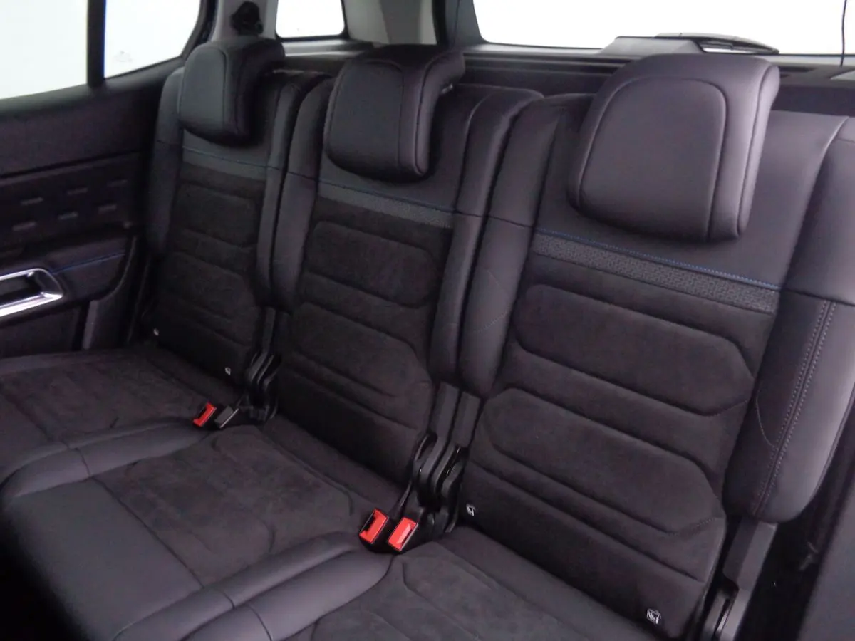 Vue intérieure arrière des sièges en cuir noir et alcantara du Citroën C5 Aircross Shine 2022.