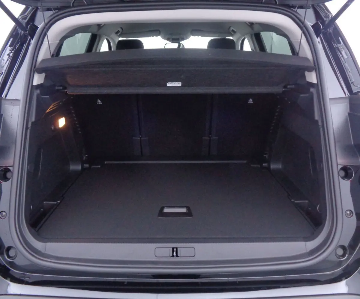 Coffre ouvert du Citroën C5 Aircross noir métal 2022, montrant un espace de chargement spacieux et bien fini.