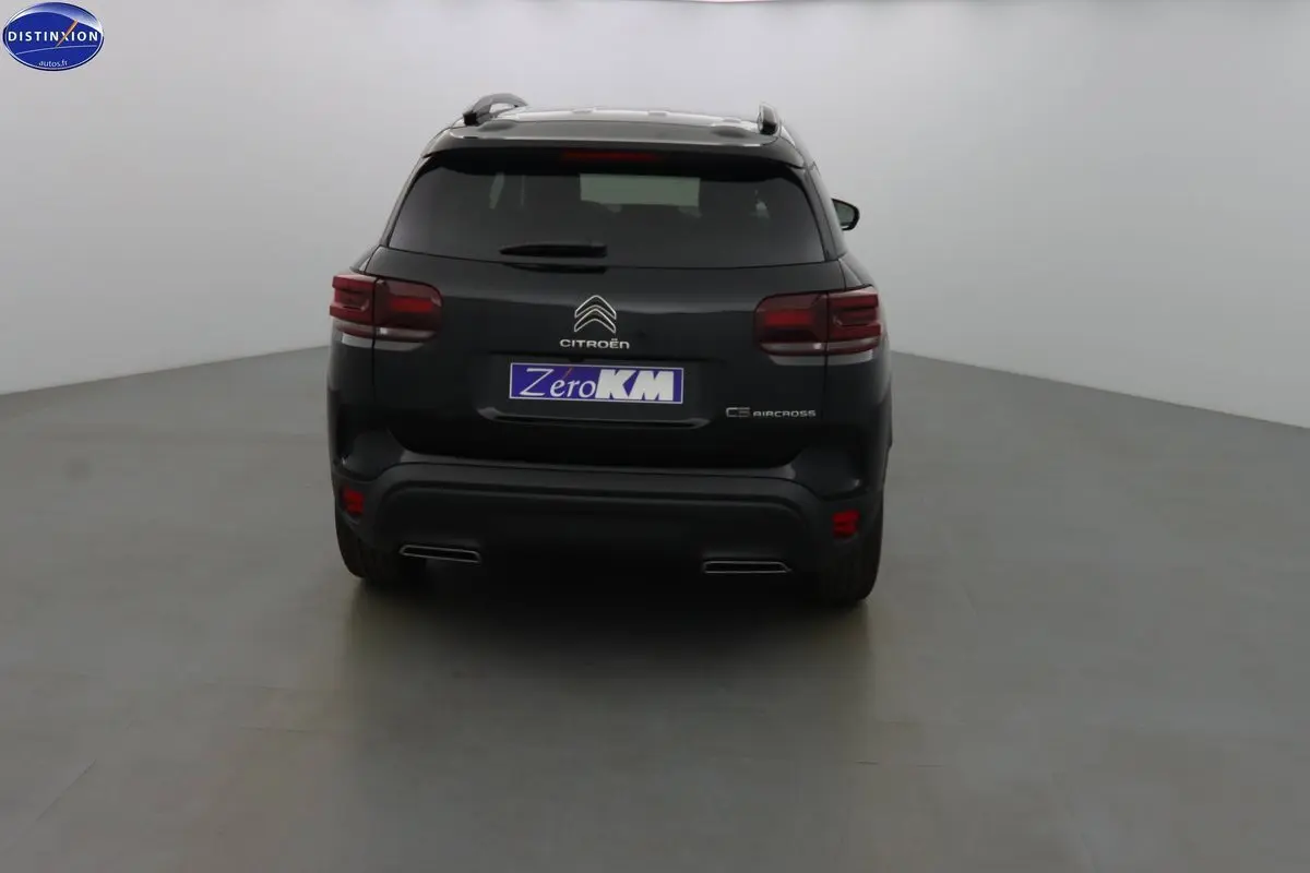 Vue arrière d'un Citroën C5 Aircross noir métal avec feux arrière LED et double sortie d'échappement intégrée.