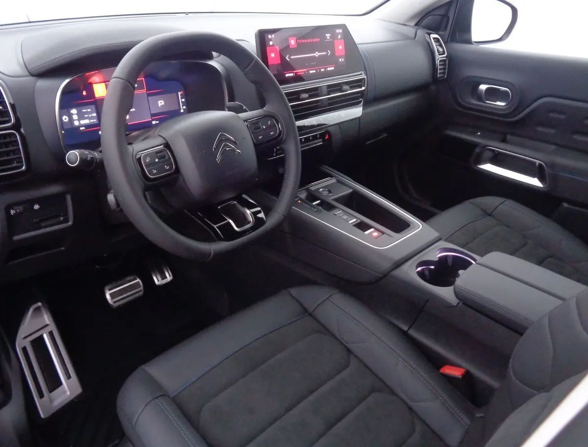 Intérieur du Citroën C5 Aircross 2022 en cuir noir, vue côté conducteur sur le tableau de bord et la console centrale moderne.