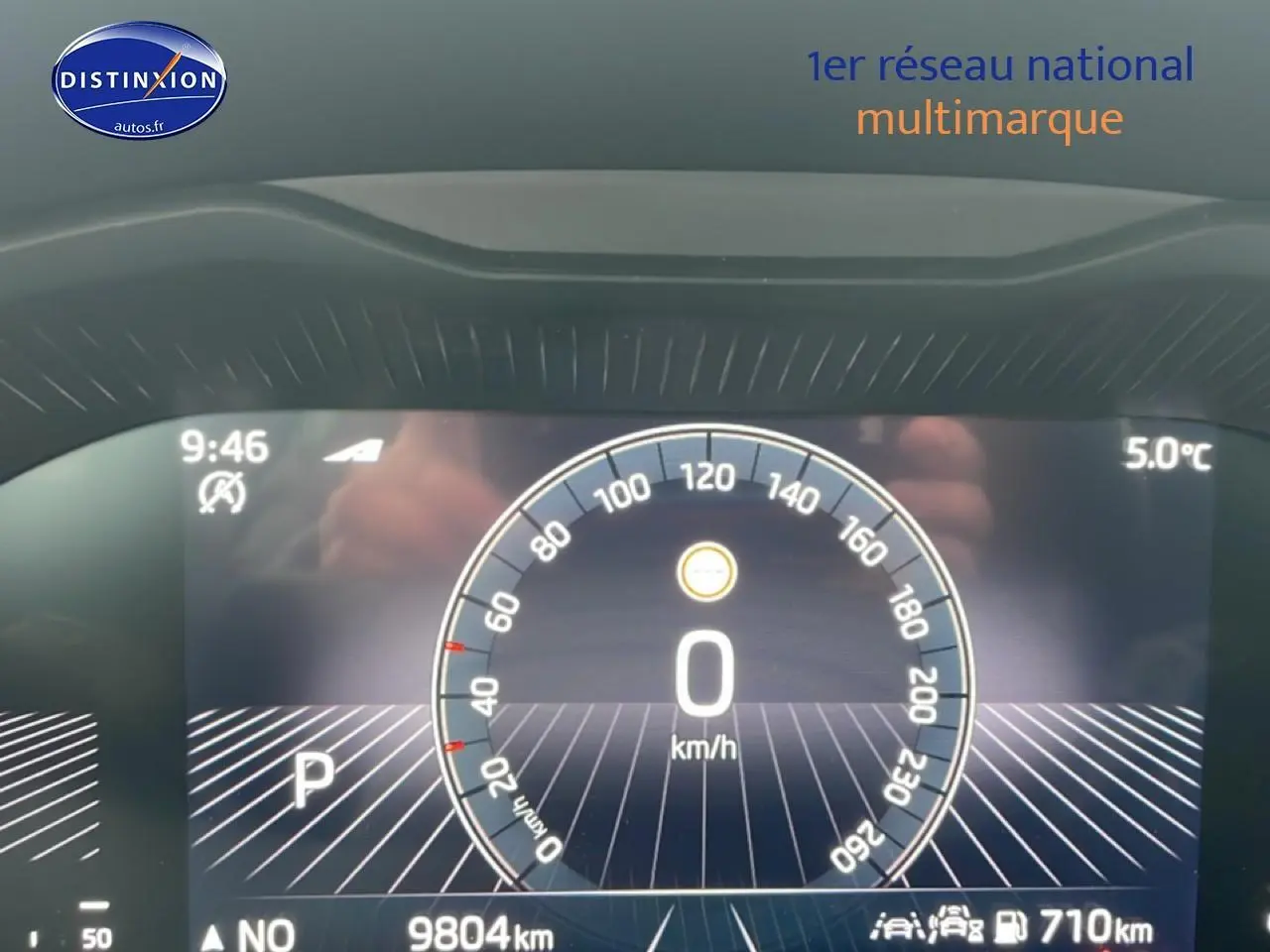 Affichage numérique du tableau de bord du Skoda Kamiq noir, vitesse à 0 km/h, température extérieure 5°C.