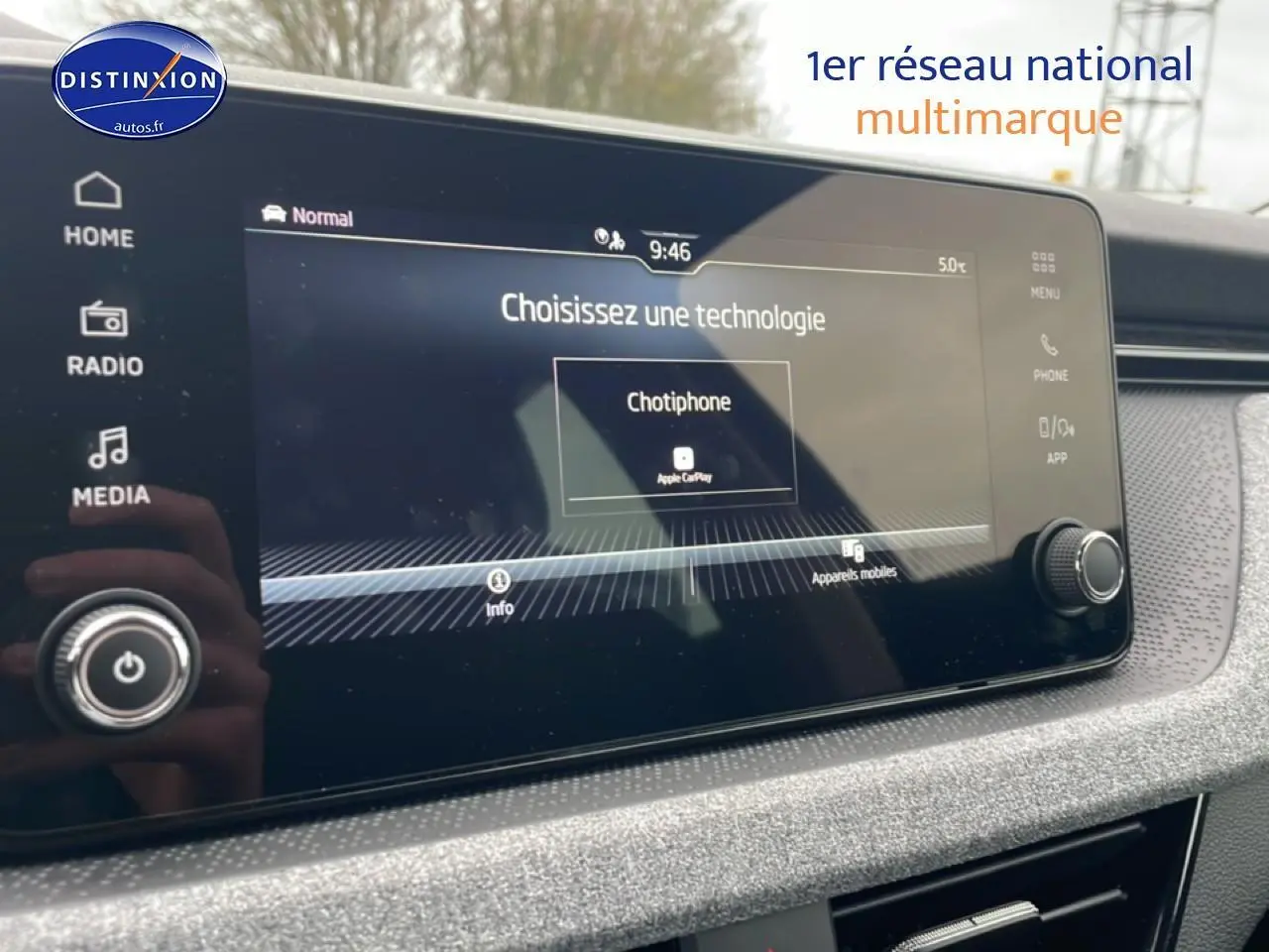 Écran tactile central du tableau de bord du Skoda Kamiq 2025, affichant le menu de sélection technologie.