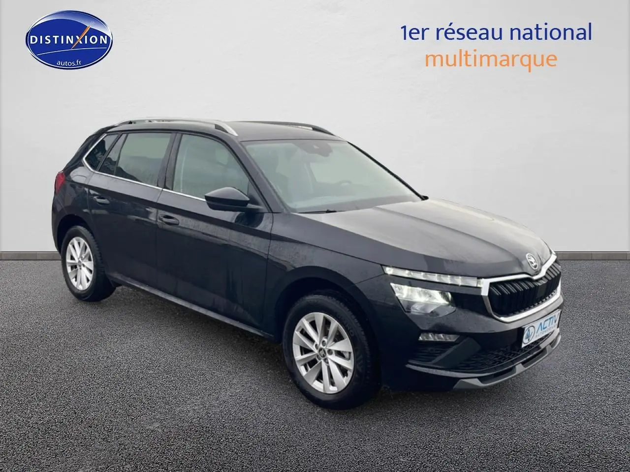 Vue 3/4 avant droite d’un Skoda Kamiq noir 2025 avec calandre chromée et jantes alu.