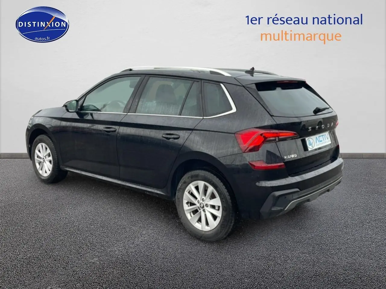 Vue 3/4 arrière gauche d'un Skoda Kamiq noir 2025 avec barres de toit et feux arrière LED distinctifs.