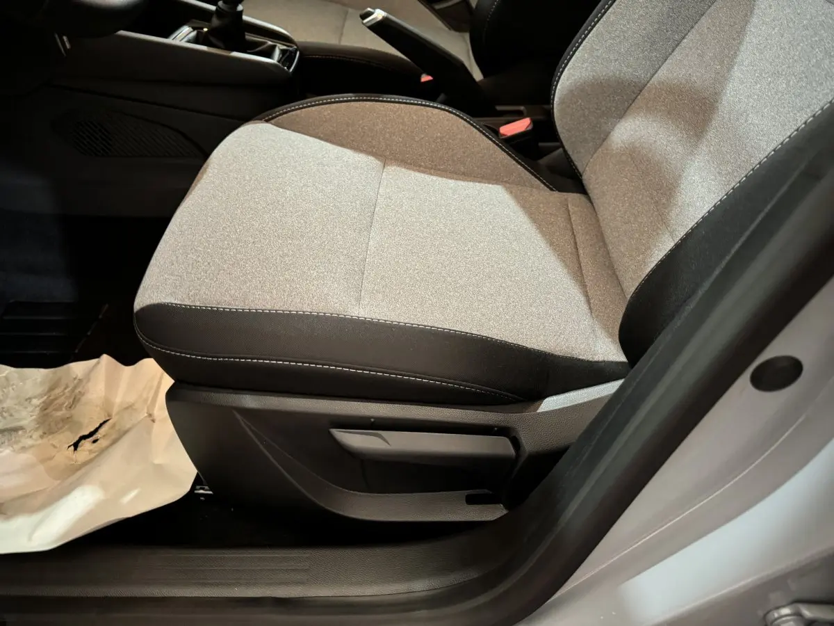 Gros plan sur le siège avant droit gris clair de la Renault Clio Evolution Blue dCi 100, intérieur sobre et moderne.