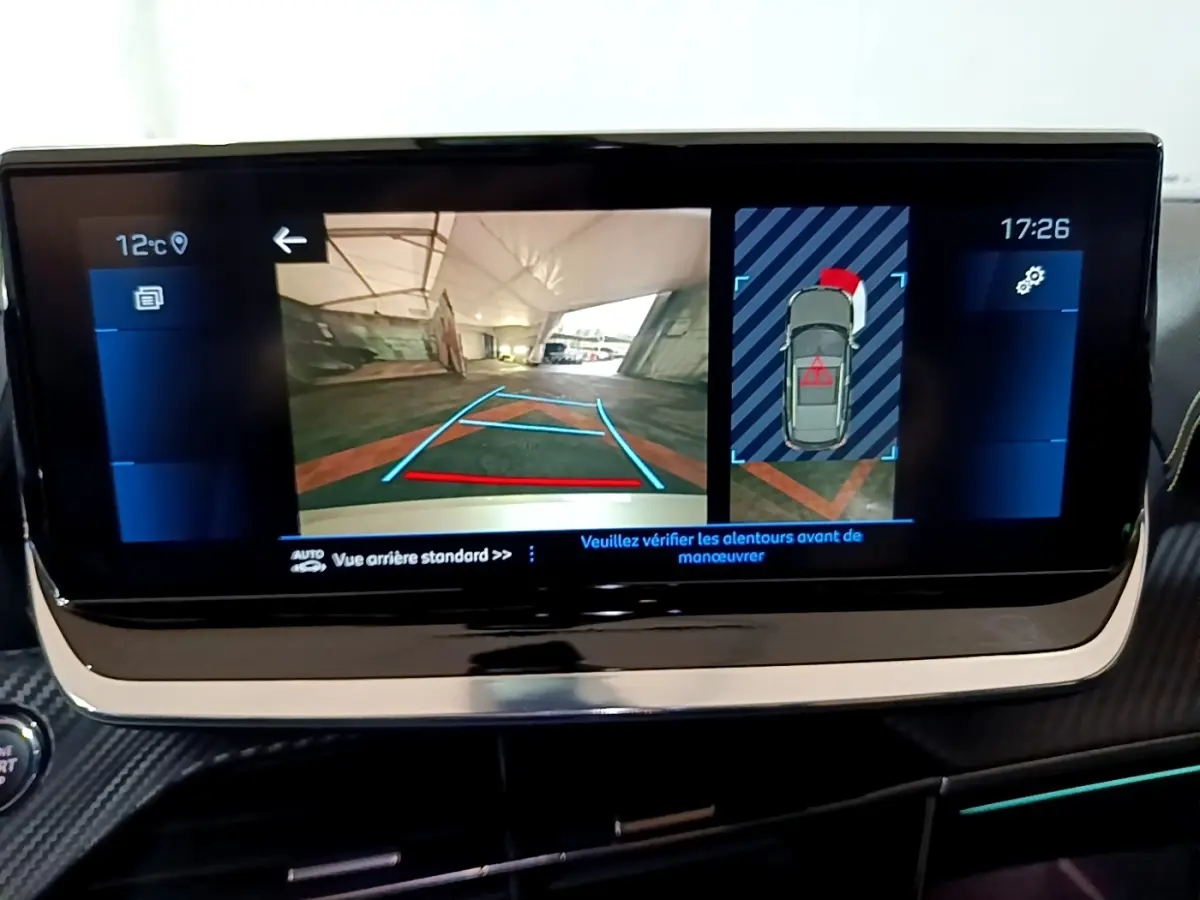 Écran tactile intérieur du Peugeot 2008 GT 2021 montrant la caméra de recul et l’aide au stationnement arrière.