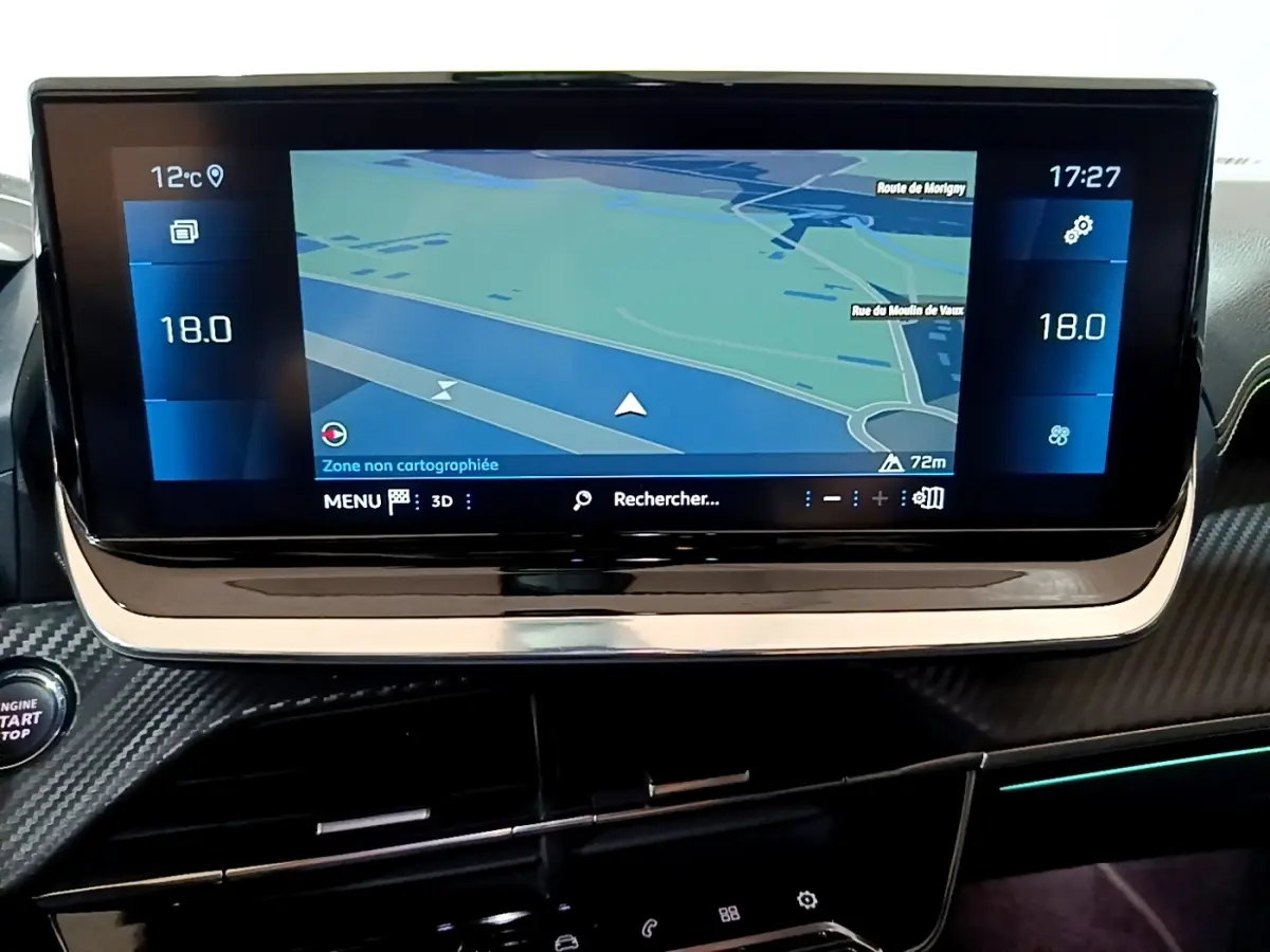 Écran tactile 10 pouces du système de navigation du Peugeot 2008 GT bleu, vue rapprochée du tableau de bord.