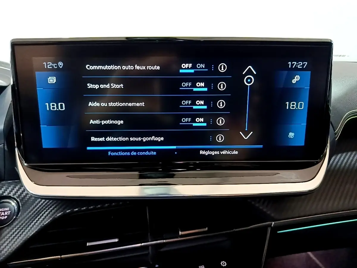 Écran tactile central affichant les réglages du véhicule Peugeot 2008 GT bleu, vue intérieure rapprochée.