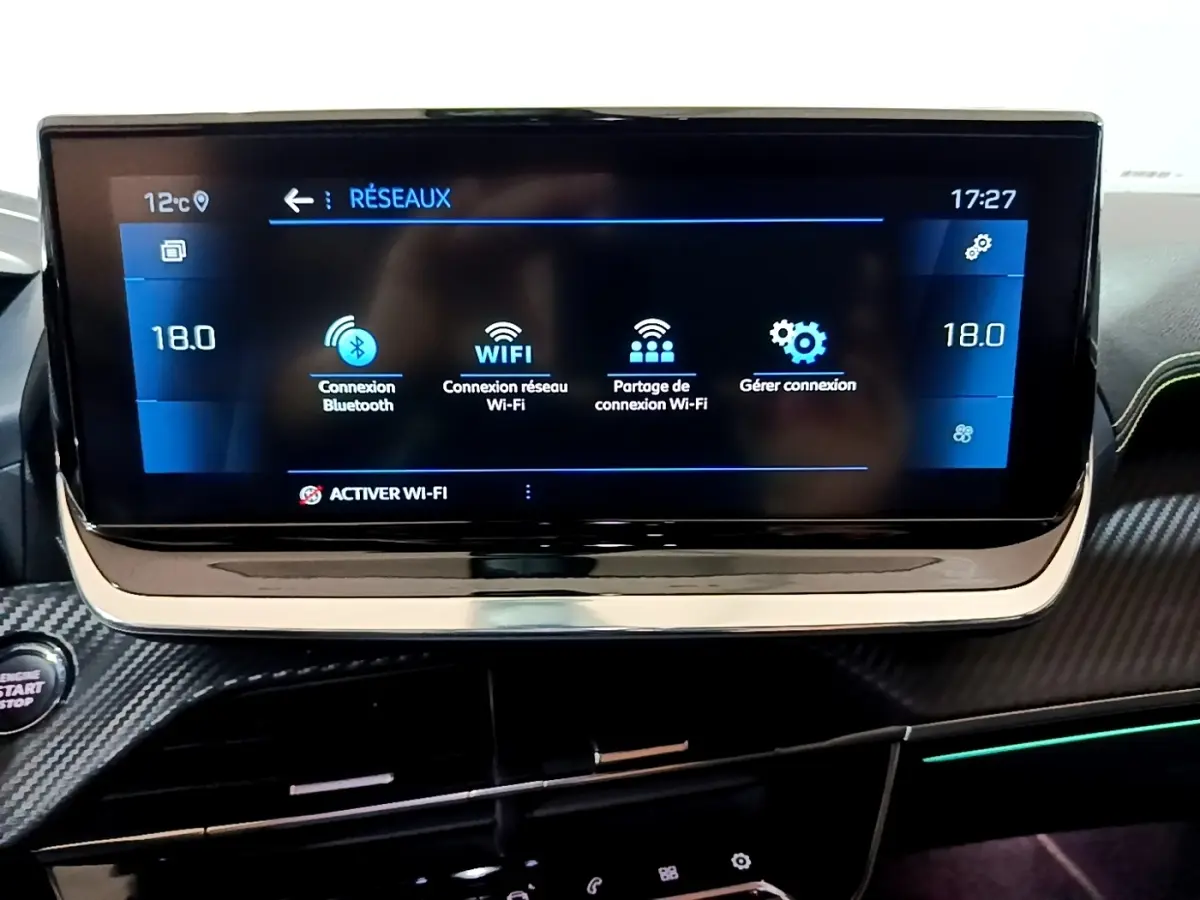 Écran tactile central affichant les options réseau dans l’habitacle du Peugeot 2008 Bleu, vue rapprochée du tableau de bord.