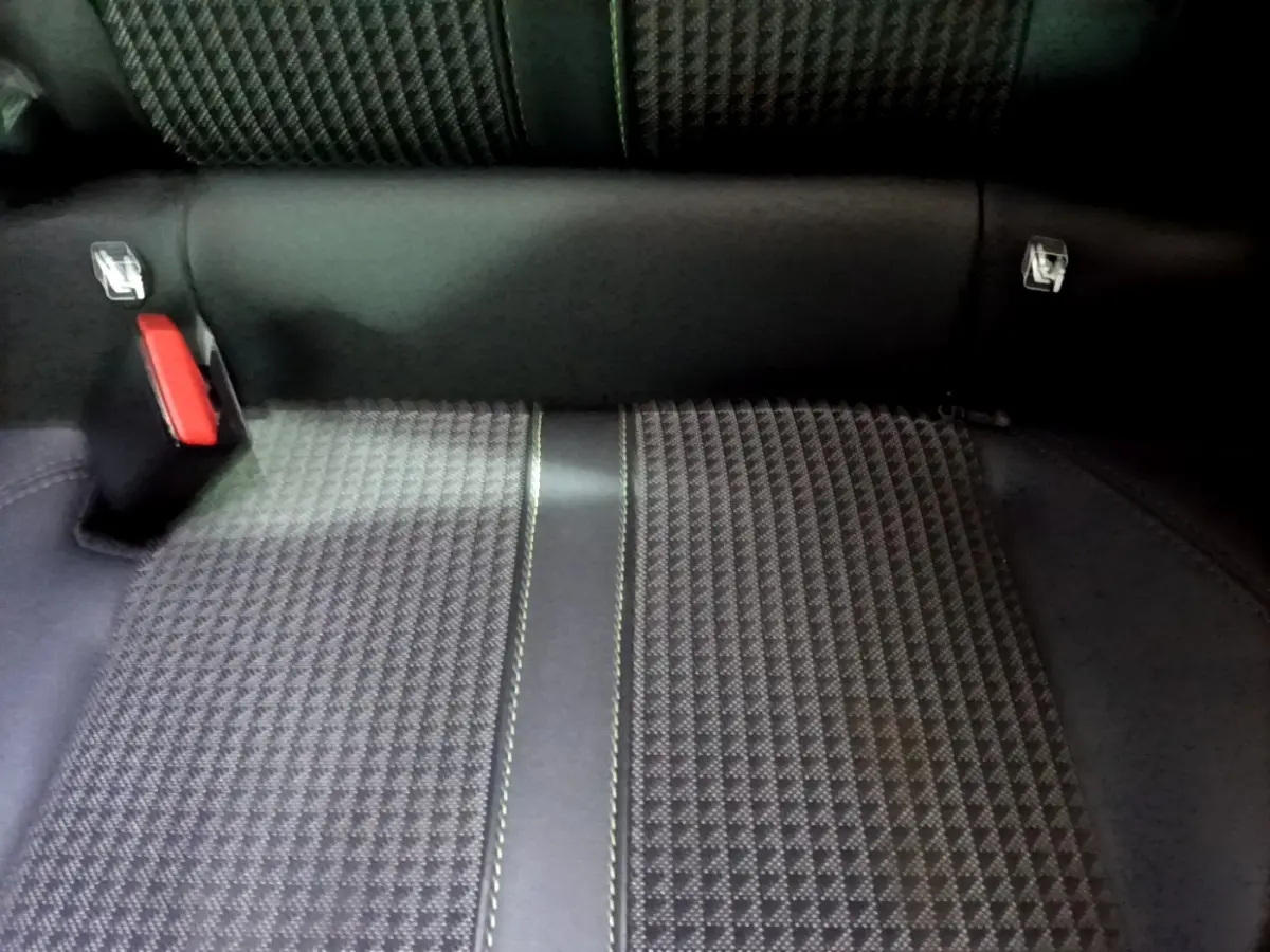 Gros plan sur la banquette arrière noire à motif géométrique du Peugeot 2008 BlueHDi 130 GT 2021.