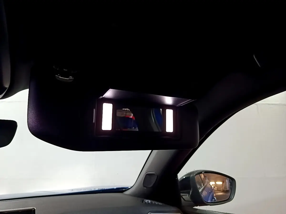 Vue intérieure du pare-soleil avec miroir éclairé côté gauche d’un Peugeot 2008 Bleu version GT 2021.