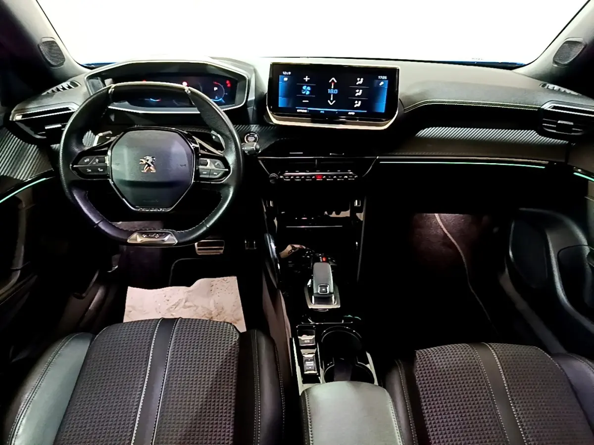 Intérieur noir du Peugeot 2008 GT 2021 vu de face, avec tableau de bord numérique et écran tactile central.