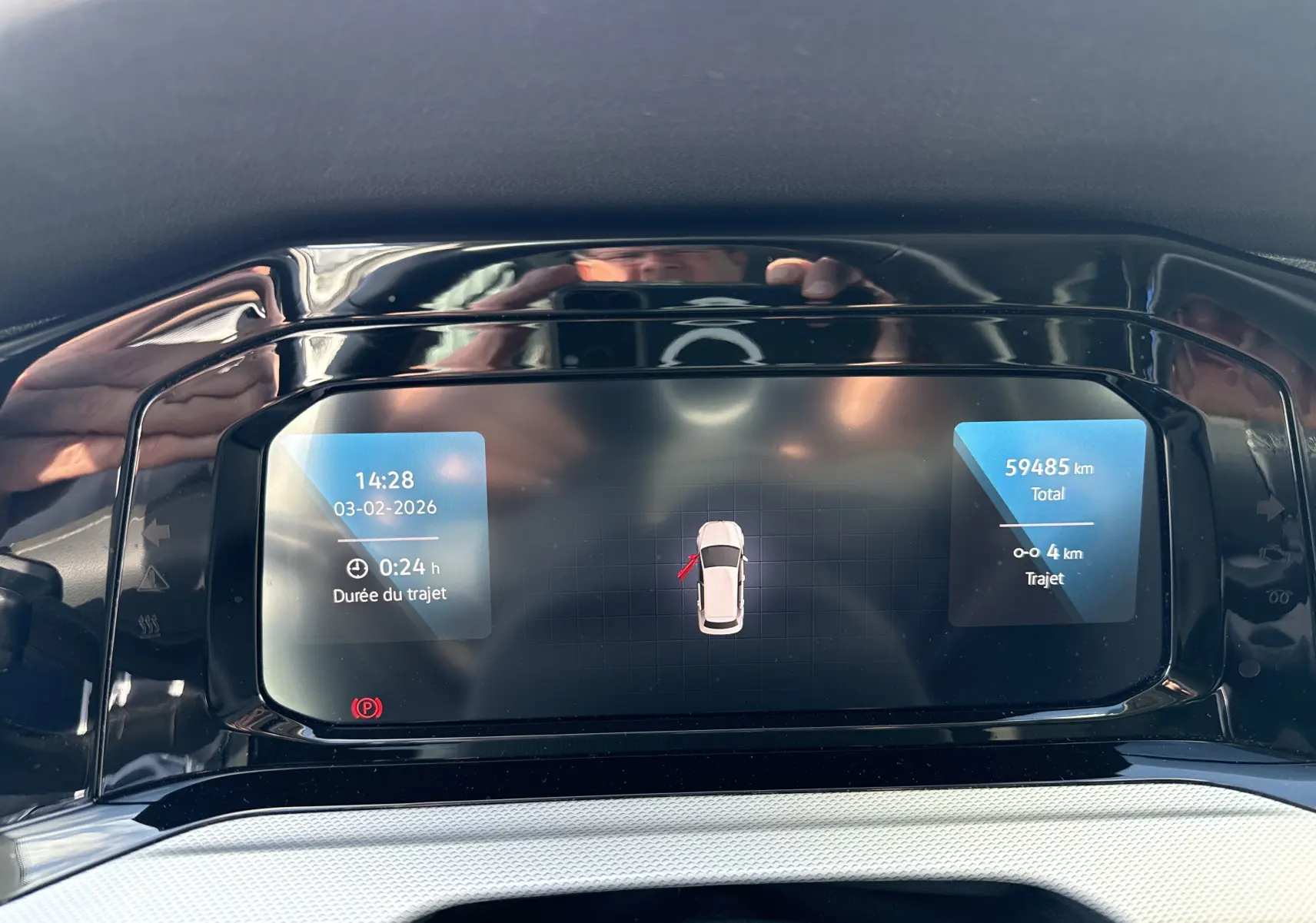 Affichage numérique du tableau de bord d'une Volkswagen Golf blanche 1.0 TSI 110 LIFE, montrant la durée et distance du trajet.