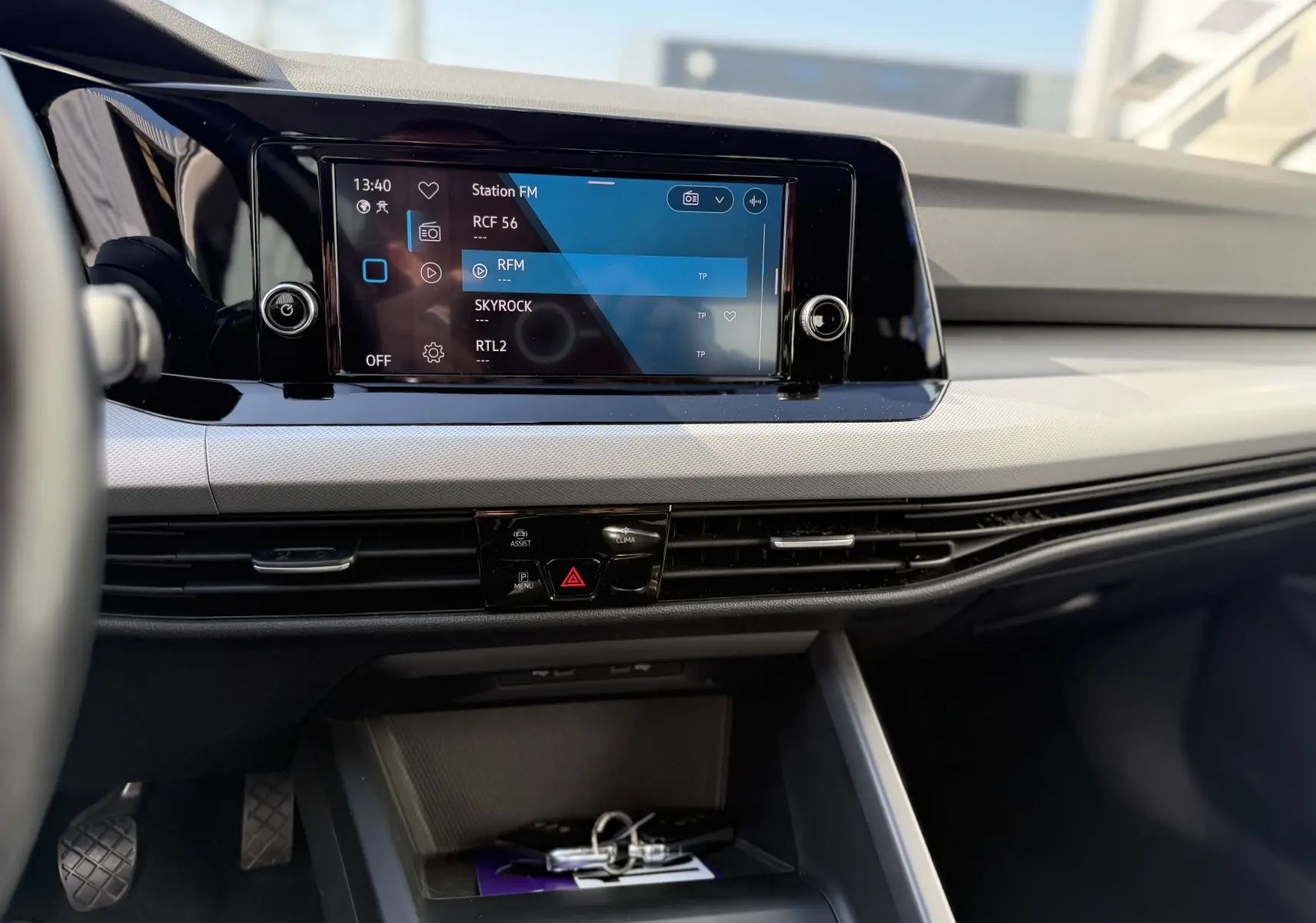 Vue intérieure du tableau de bord de la Volkswagen Golf 1.0 TSI 110 LIFE 2020, avec écran tactile affichant les stations radio.