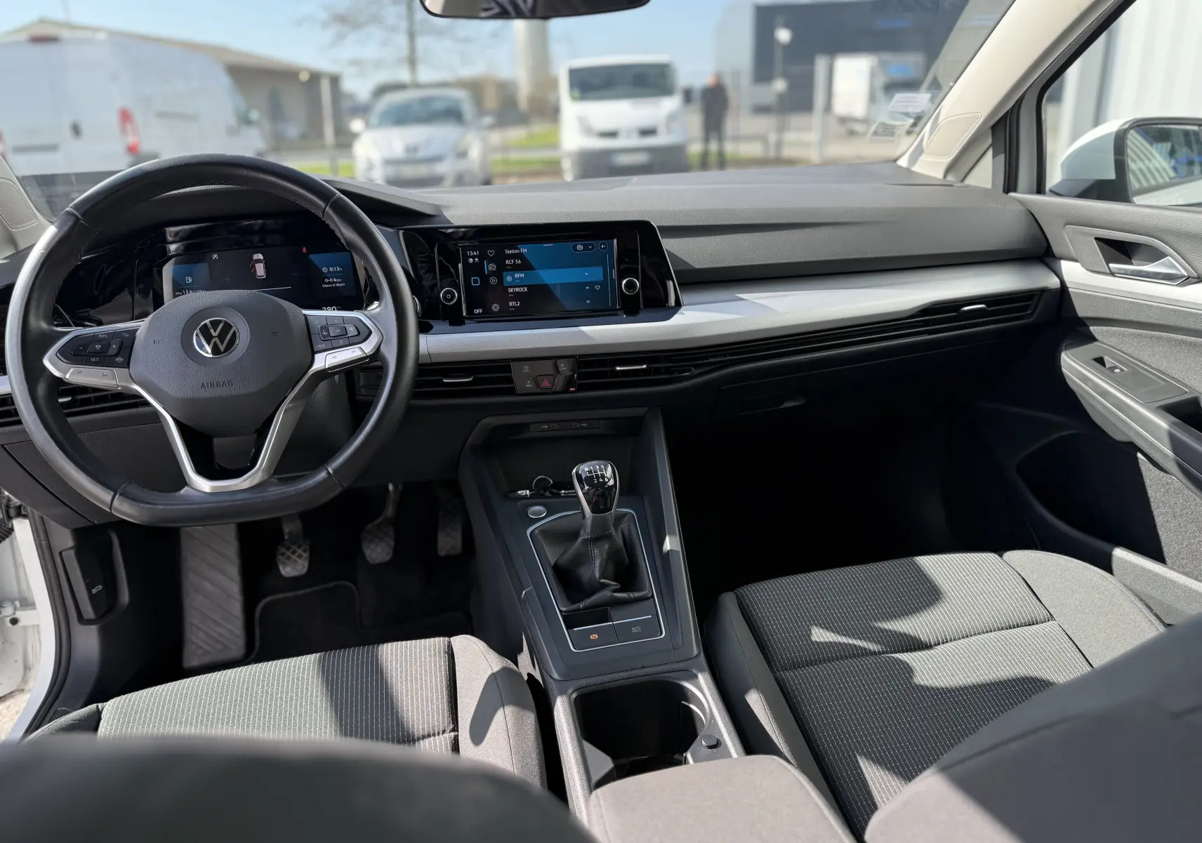 Intérieur de la Volkswagen Golf 1.0 TSI 110 LIFE 2020, vue avant centrée sur le tableau de bord et la boîte manuelle.