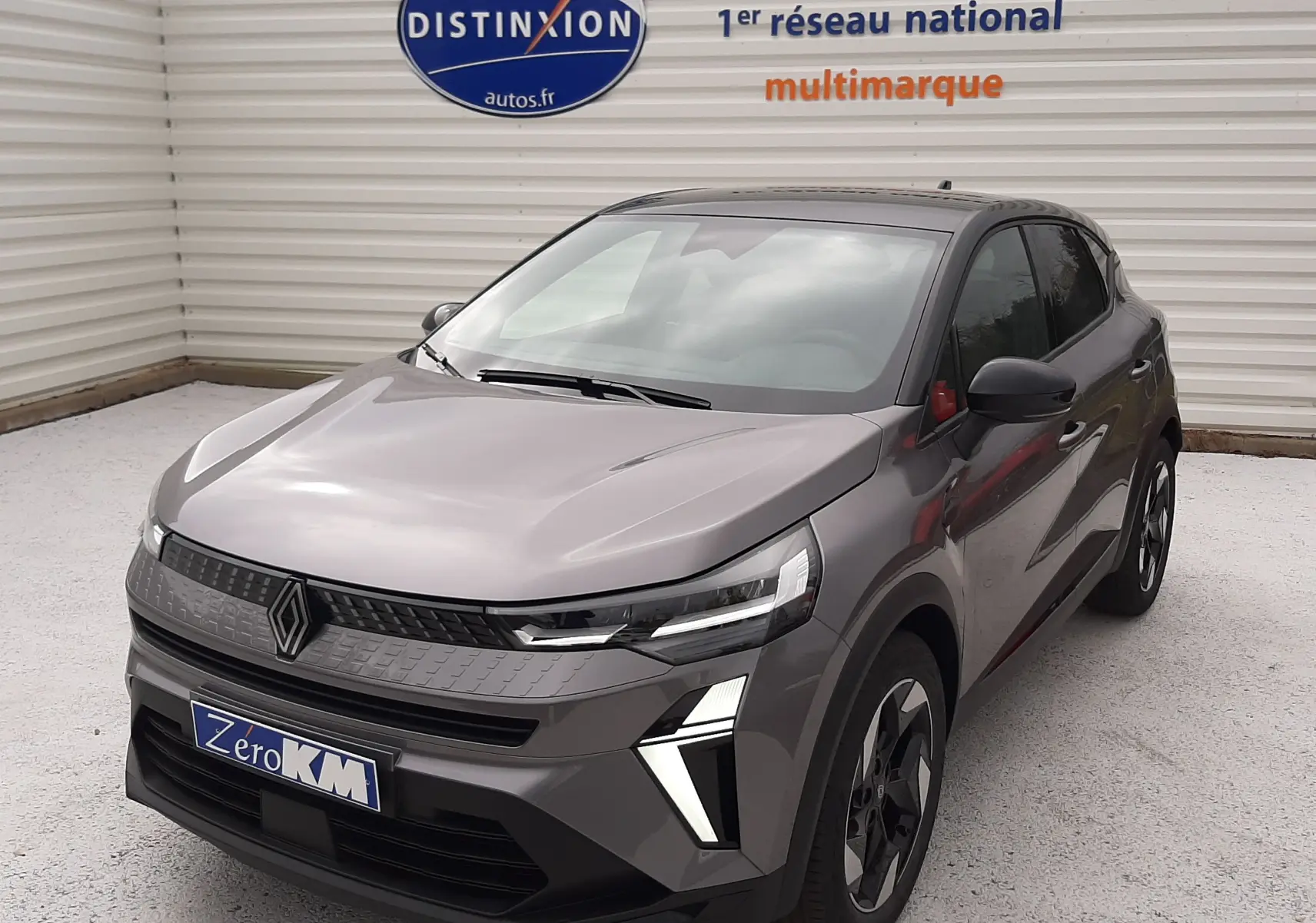 Voiture couverte d'une housse bleue, vue de profil gauche, avec un bandeau indiquant "En arrivée".