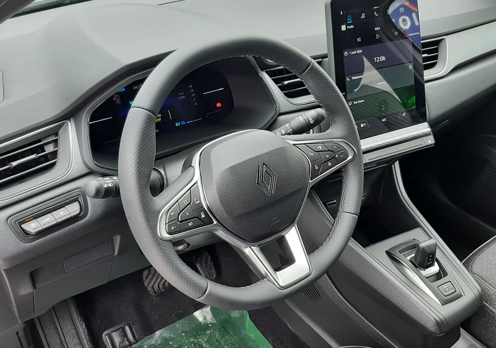 Vue intérieure du tableau de bord et volant du Renault Captur E-Tech Full Hybrid 160ch avec écran tactile vertical.