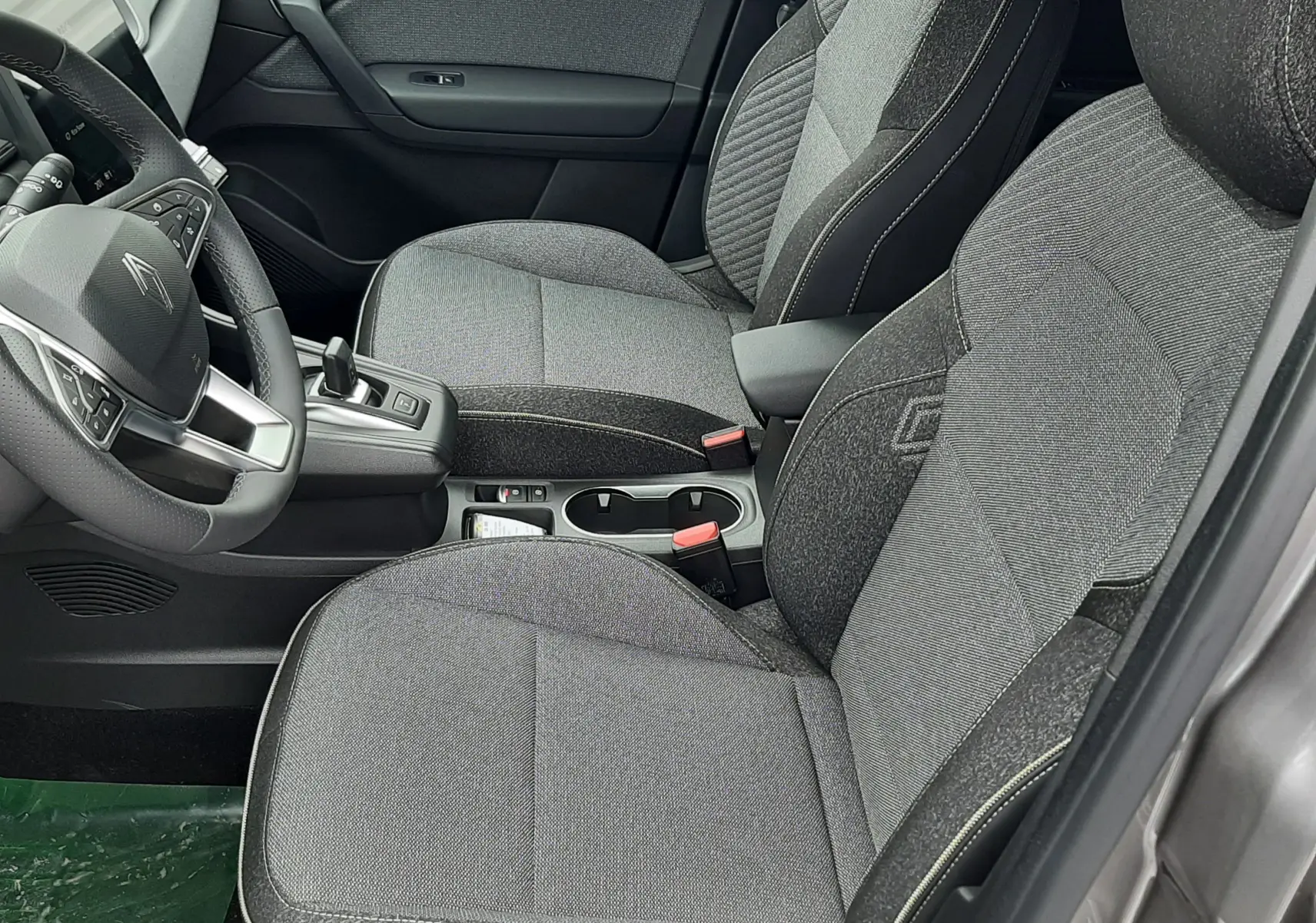 Vue intérieure côté conducteur du Renault Captur E-Tech Full Hybrid 160ch avec sièges tissu gris et volant multifonction.