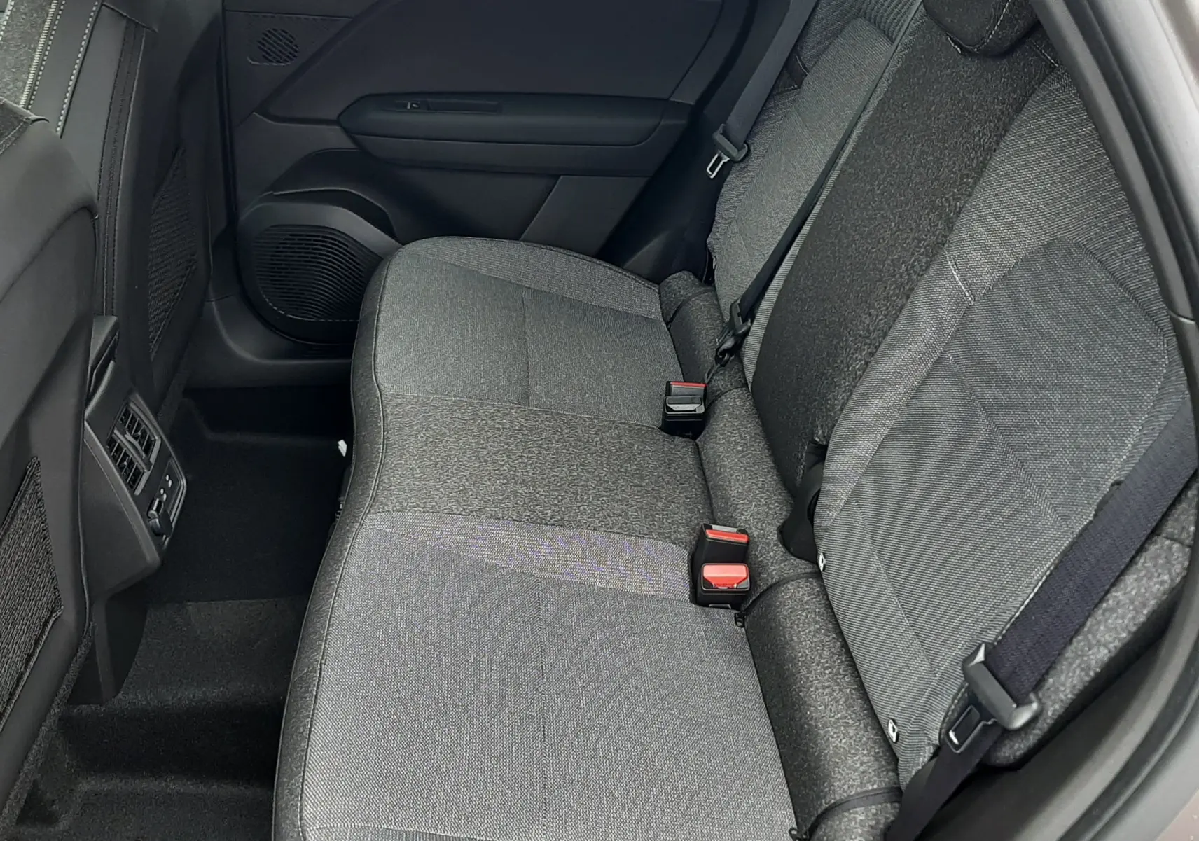 Vue côté droit de la banquette arrière grise en tissu du Renault Captur E-Tech Full Hybrid 160ch 2026.