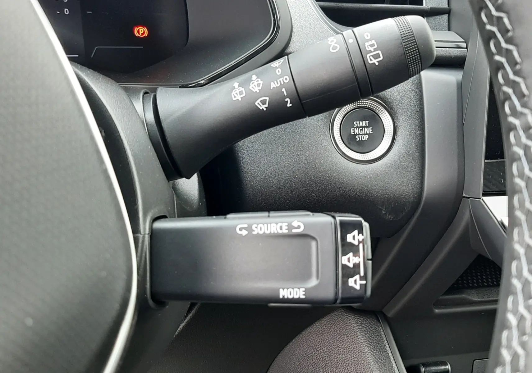 Gros plan sur la commande d’essuie-glace et bouton start/stop du tableau de bord du Renault Captur gris Cassiopée 2026.