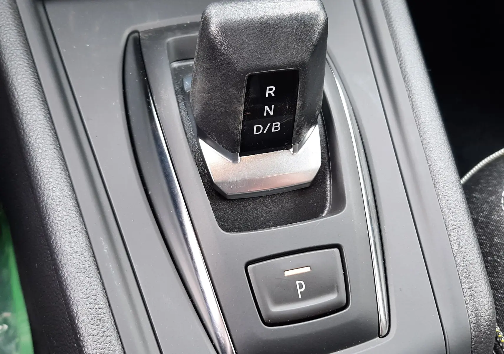 Le levier de vitesses automatique noir et argenté du Renault Captur E-Tech, vue rapprochée de la console centrale.