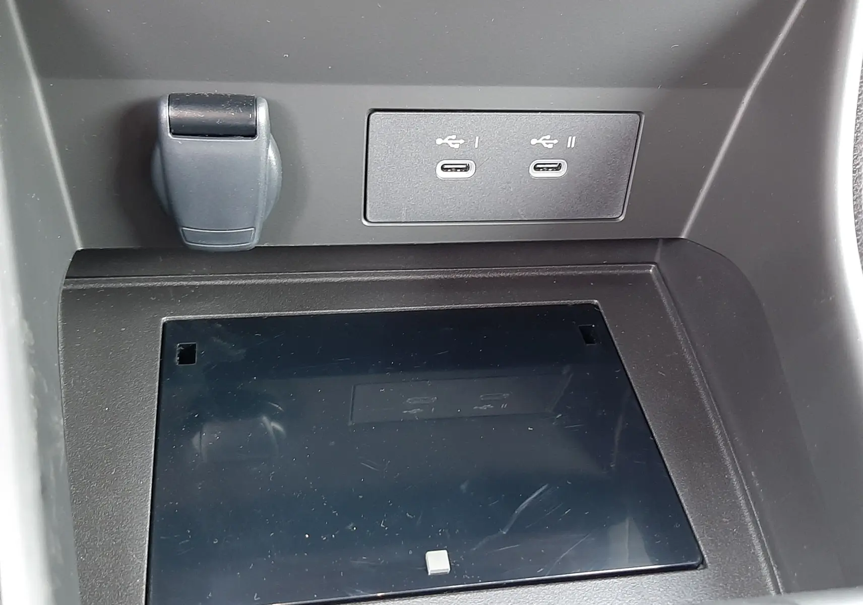 Vue rapprochée de la console centrale du Renault Captur 2026, montrant deux ports USB-C et une prise 12V gris foncé.