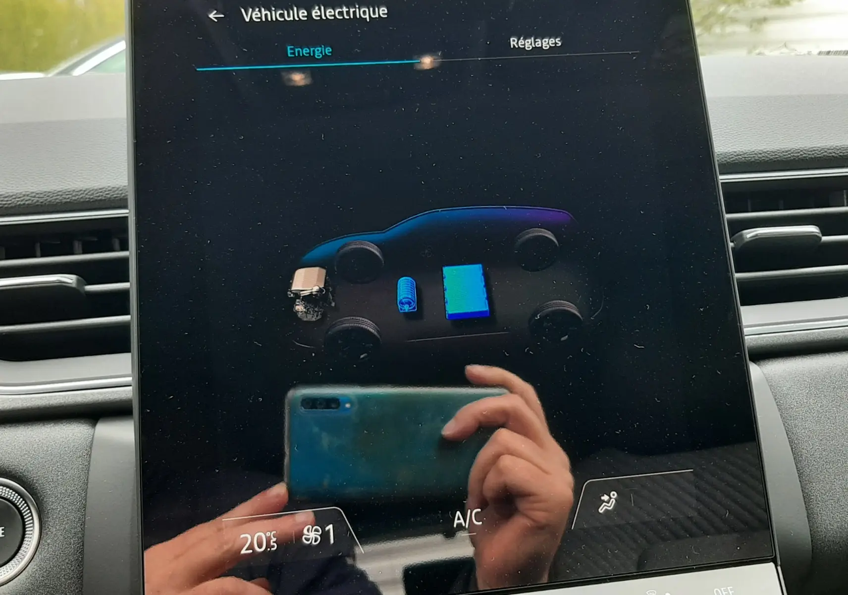 Écran tactile central du Renault Captur E-Tech gris cassiopée, affichant l'énergie hybride, intérieur noir.