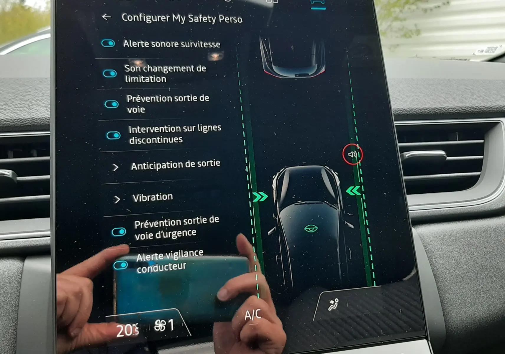 Écran tactile central du Renault Captur E-Tech 2026 affichant les options d’aide à la conduite et sécurité.