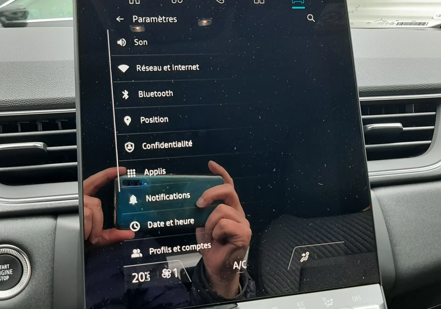 Écran tactile central du tableau de bord du Renault Captur E-Tech gris cassiopée, vue intérieure frontale.
