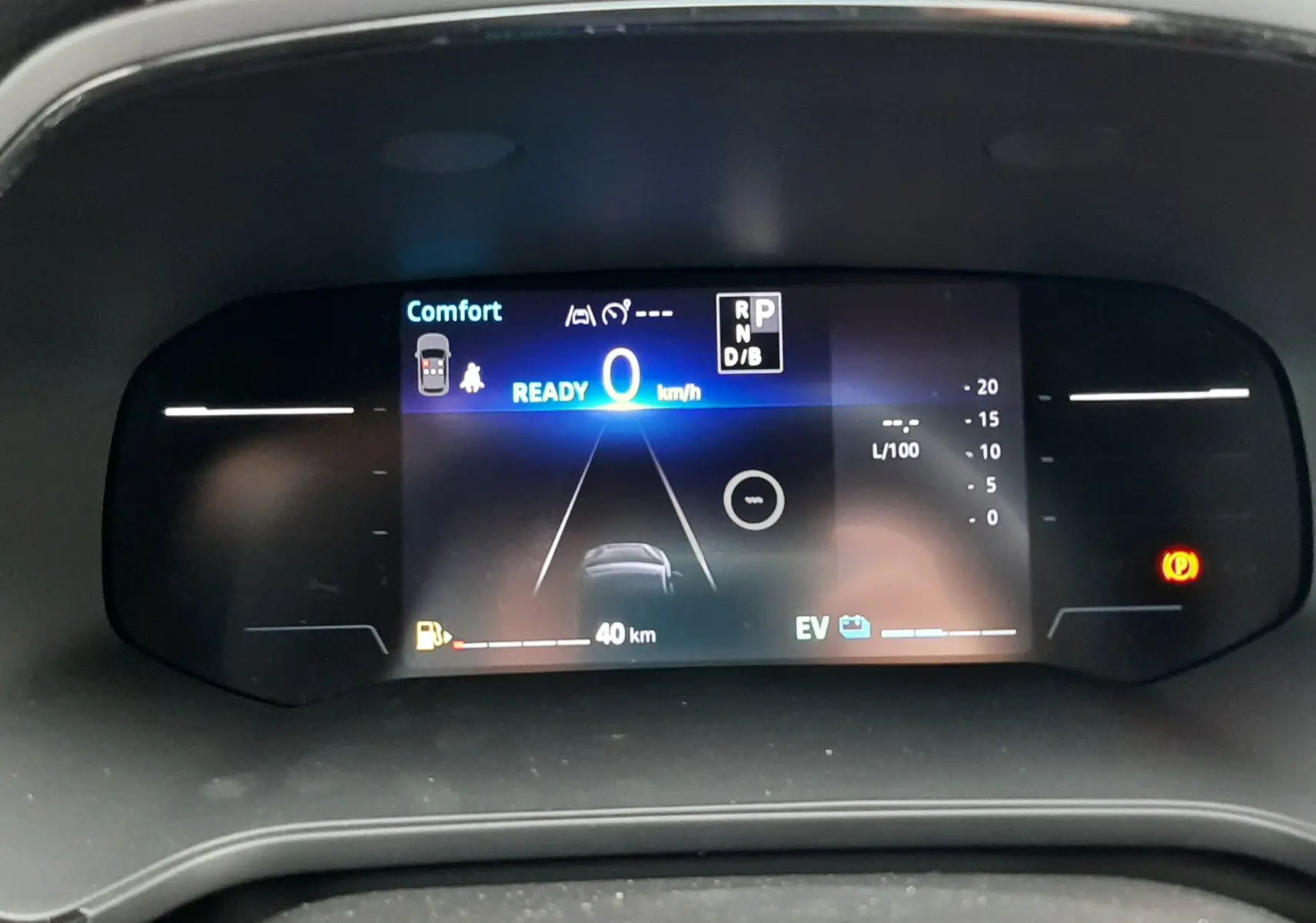 Tableau de bord numérique du Renault Captur E-Tech hybride, affichant la vitesse à 0 km/h en mode confort.