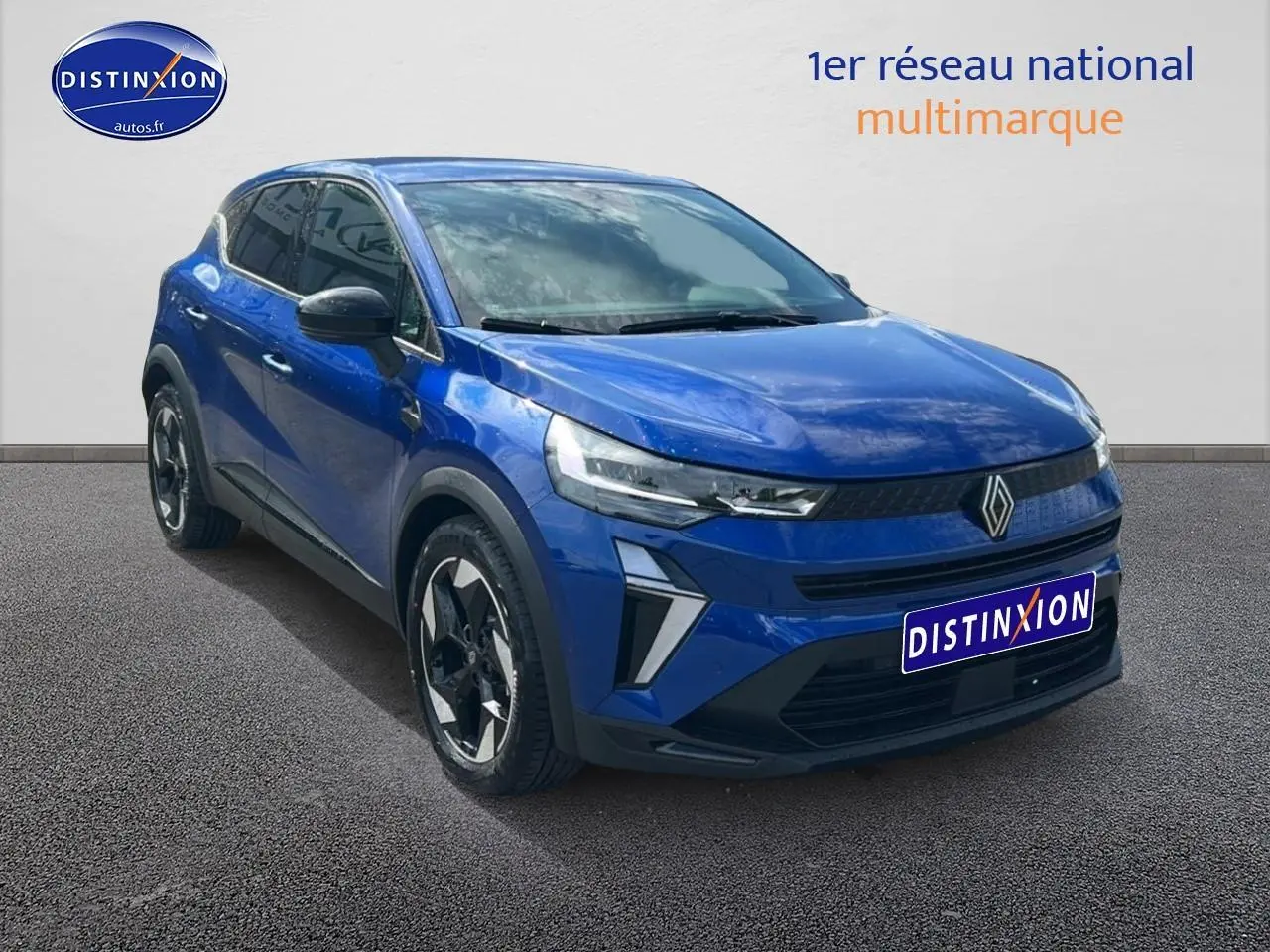Vue 3/4 avant d’un Renault Captur 1.6 e-tech hybride 2025 en bleu iron avec jantes alu et calandre noire.