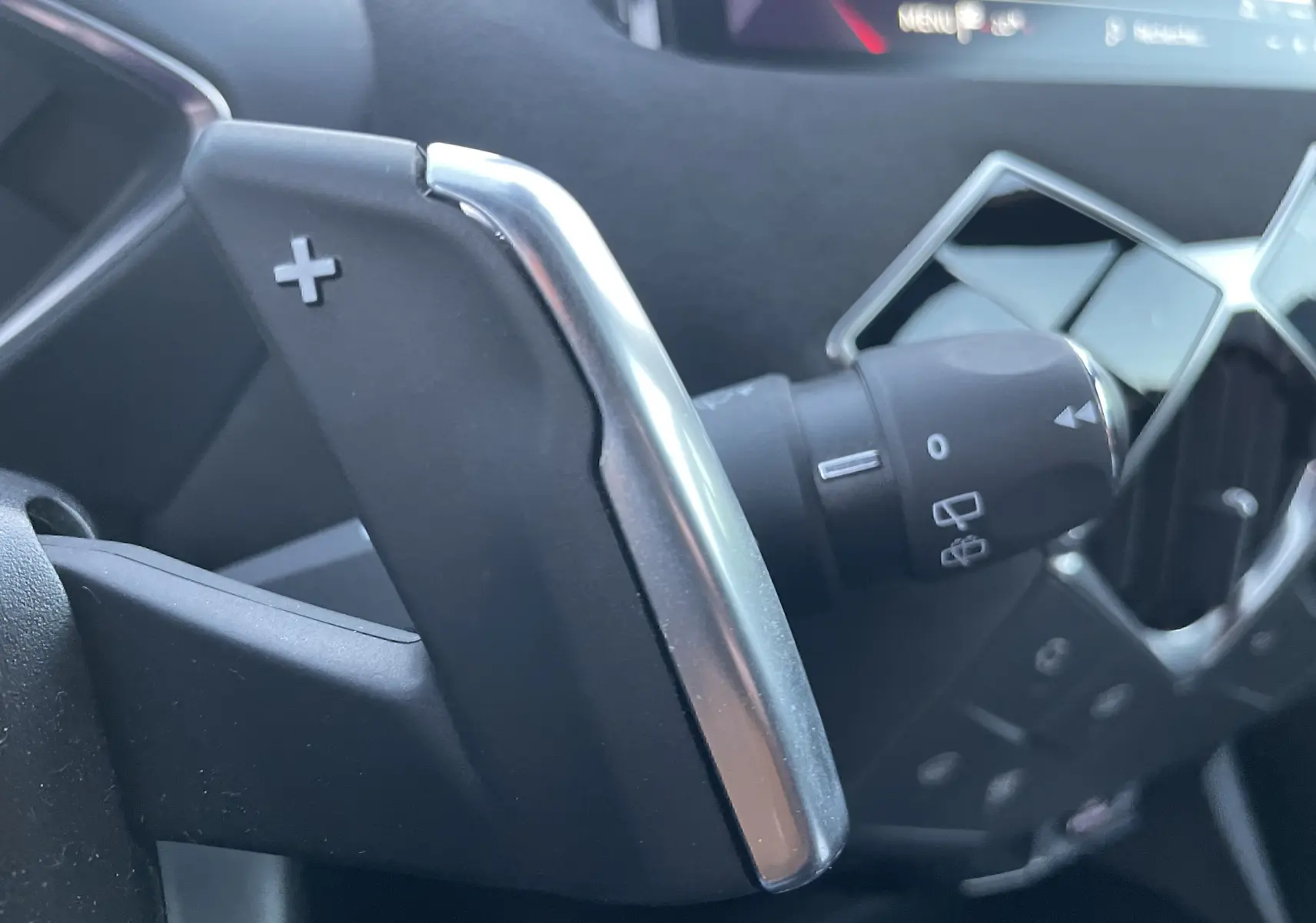 Gros plan sur la palette de changement de vitesse droite en aluminium dans l'habitacle noir du DS3 Crossback 2021.