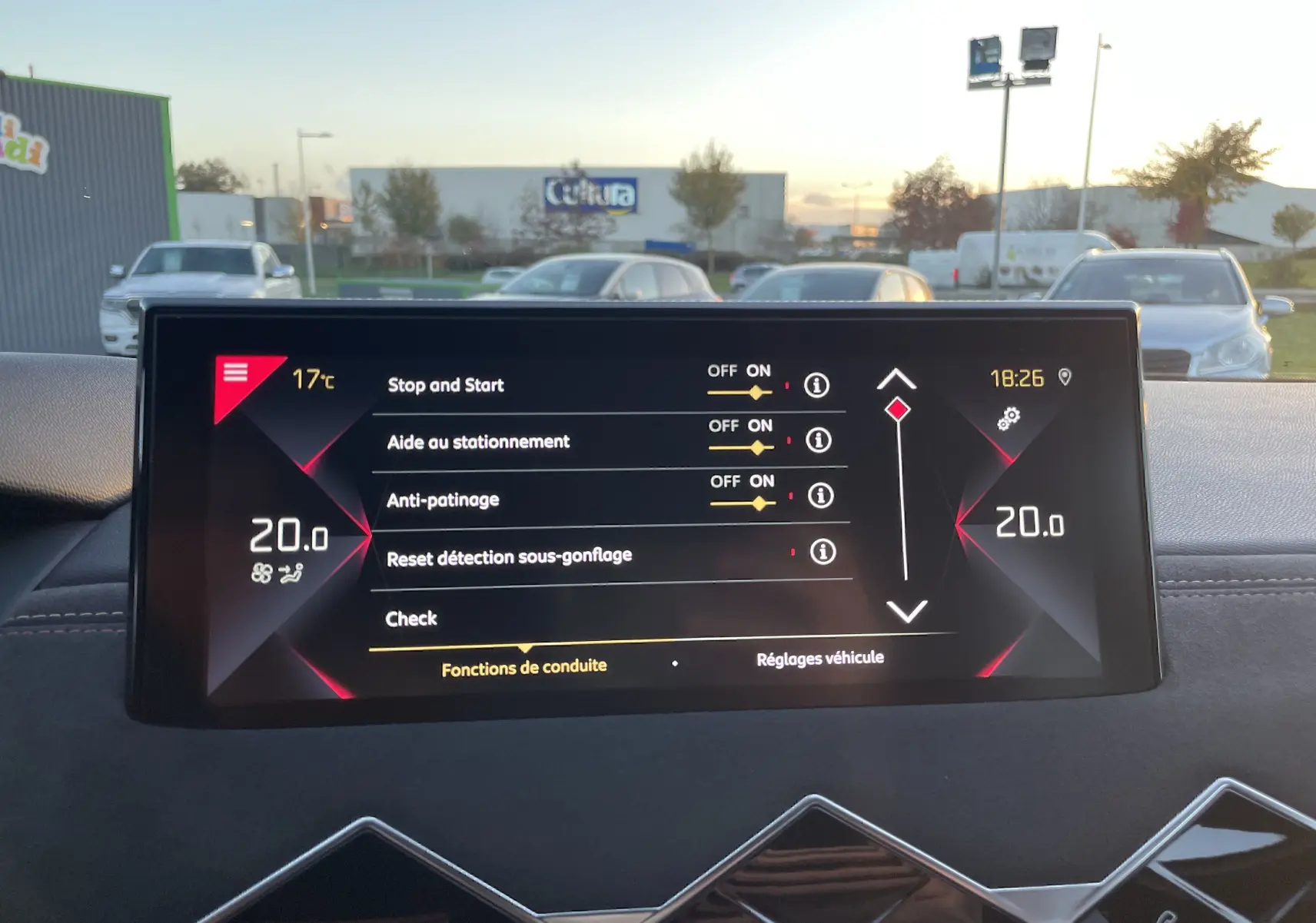 Écran central du DS3 Crossback 1.5 BlueHDi 130 en gros plan, affichant les réglages d’aide à la conduite.