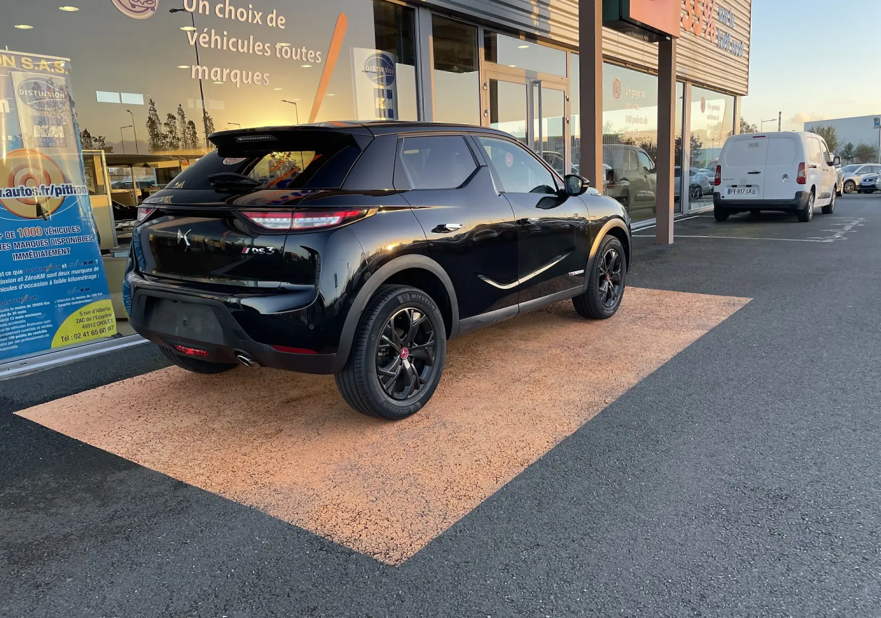 DS3 Crossback noir métal vu en 3/4 arrière droit, avec jantes noires et feux arrière LED distinctifs.