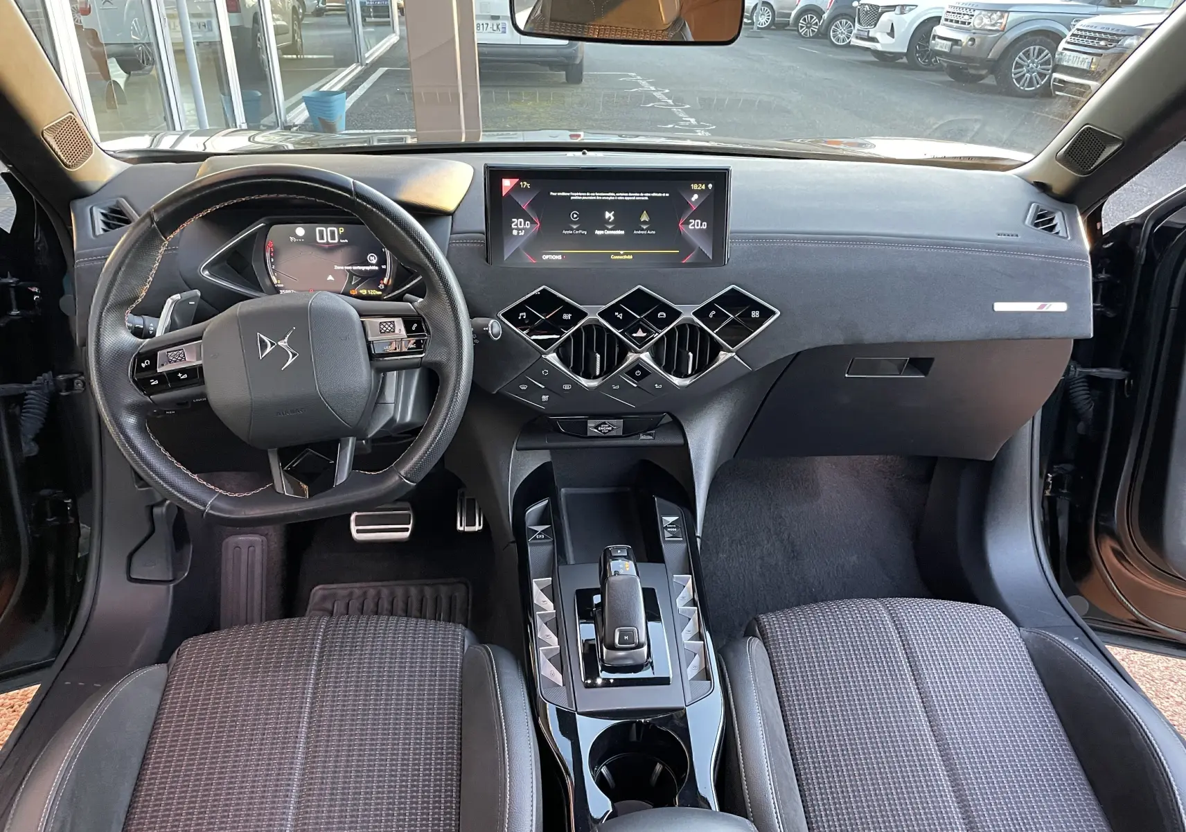 Vue intérieure avant du DS3 Crossback noir métal 2021, tableau de bord moderne avec écran tactile et volant cuir noir.