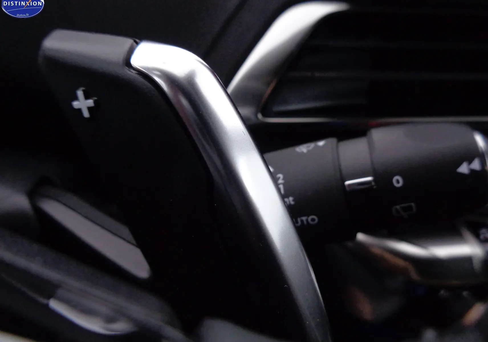 Gros plan sur la palette de changement de vitesse droite en aluminium dans le Peugeot 3008 gris platinium 2023.