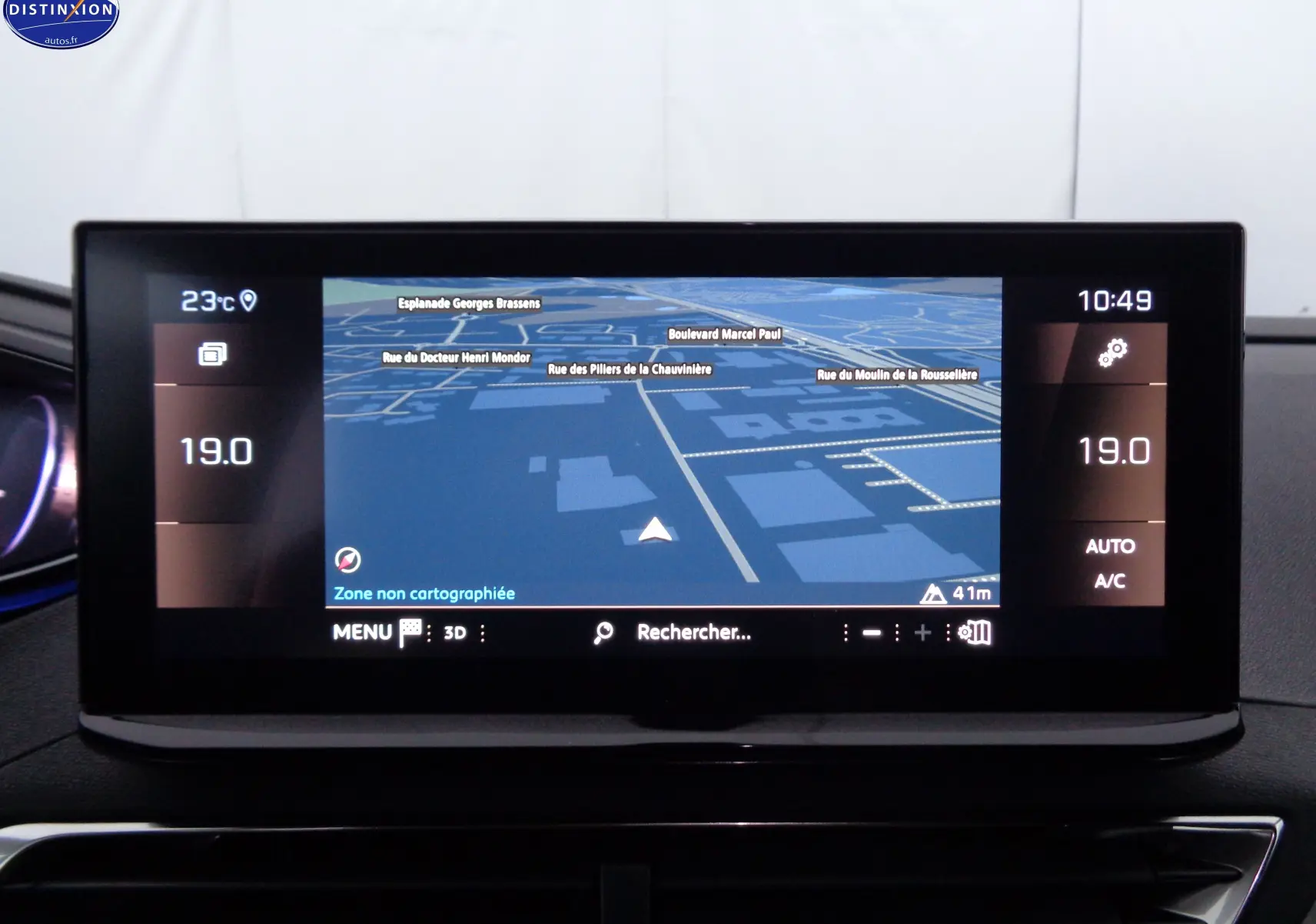Écran tactile central du Peugeot 3008 2023 affichant la navigation et la climatisation à 19°C
