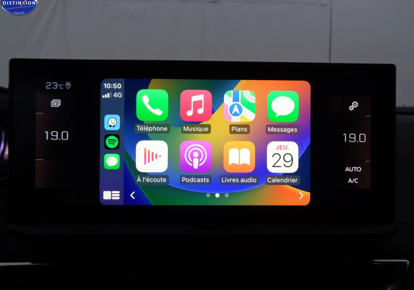Écran tactile central du Peugeot 3008 2023 affichant Apple CarPlay avec commandes climatisation à 19°C de chaque côté