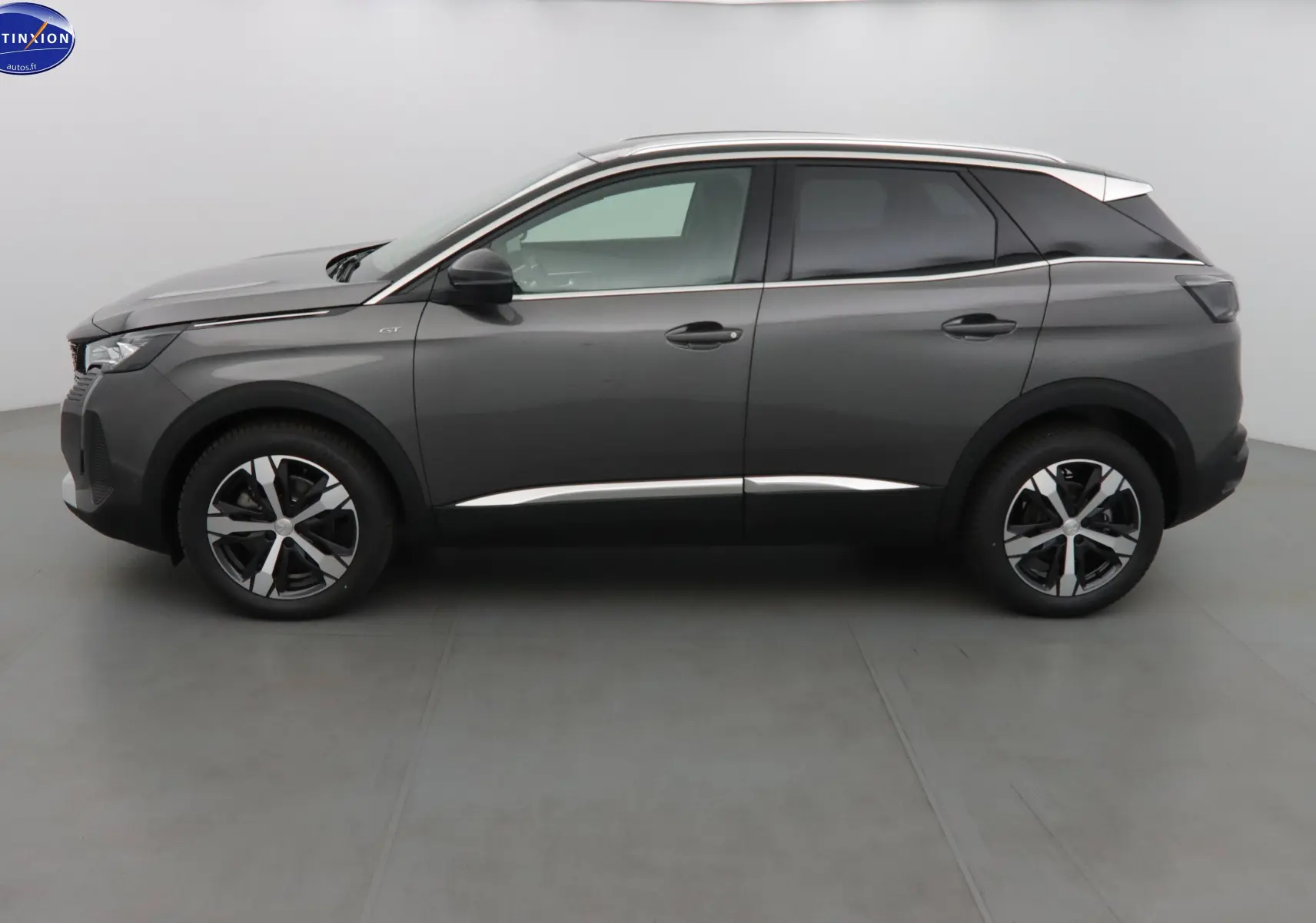 Peugeot 3008 gris platinium métal vue profil côté gauche, avec jantes bi-ton et toit contrasté noir.