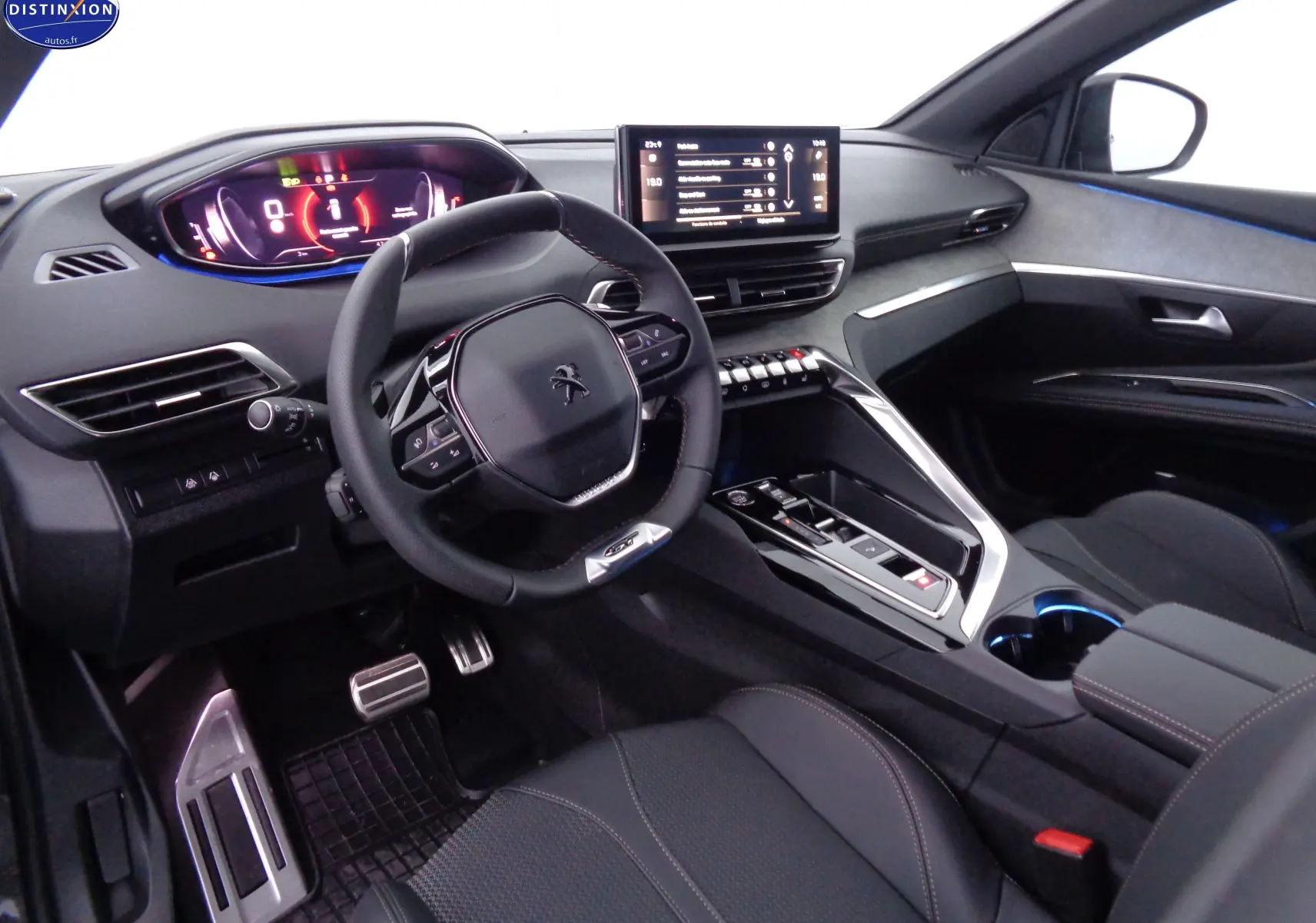 Intérieur Peugeot 3008 2023 vu côté conducteur, avec tableau de bord numérique et finitions noires élégantes.