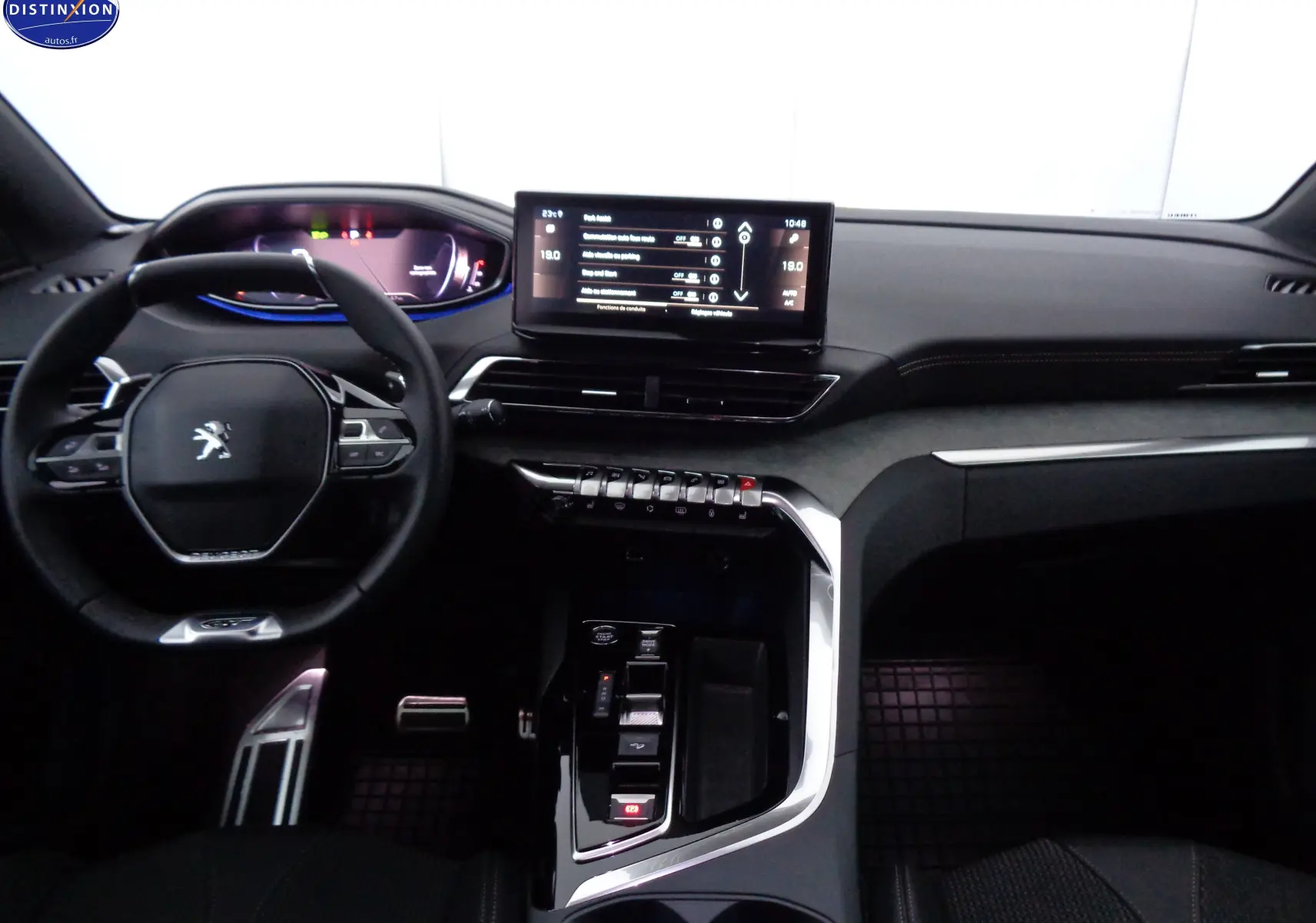 Intérieur noir du Peugeot 3008 2023, vue du tableau de bord avec écran tactile et volant compact multifonction.