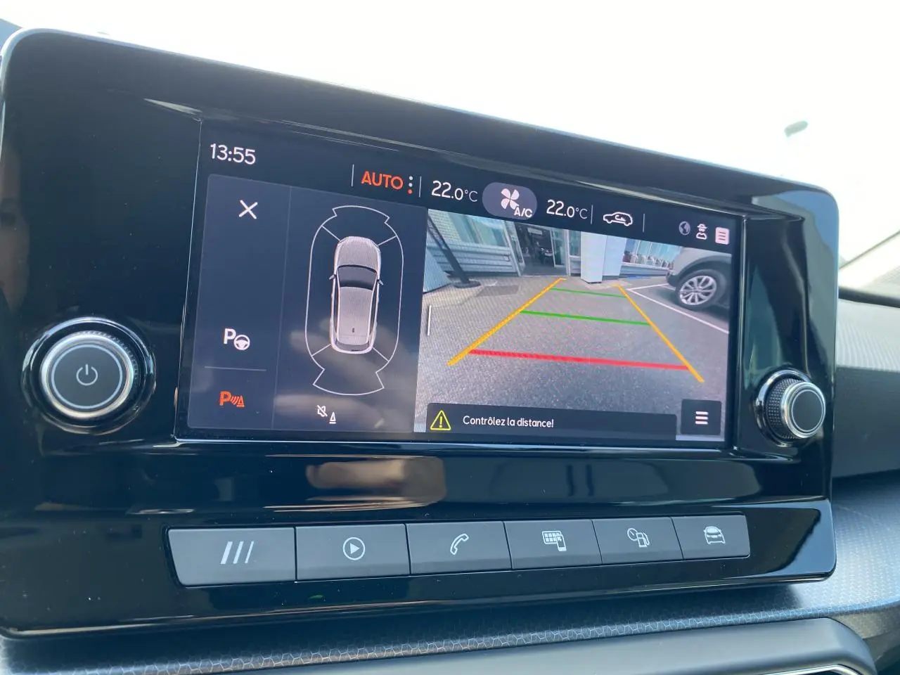 Écran tactile central affichant la caméra de recul et les capteurs de stationnement du SEAT Leon noir, vue intérieure.