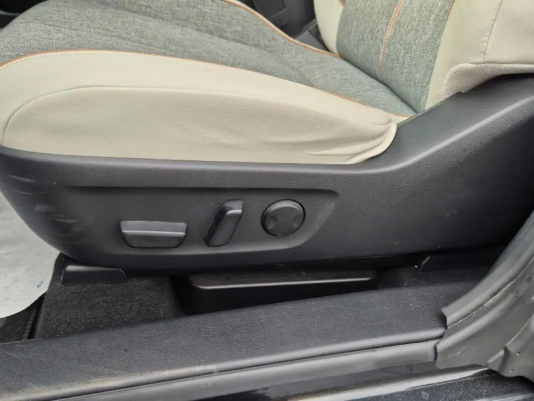 Gros plan sur les commandes de réglage du siège avant gauche beige et gris du Mazda MX-30 électrique 2021.