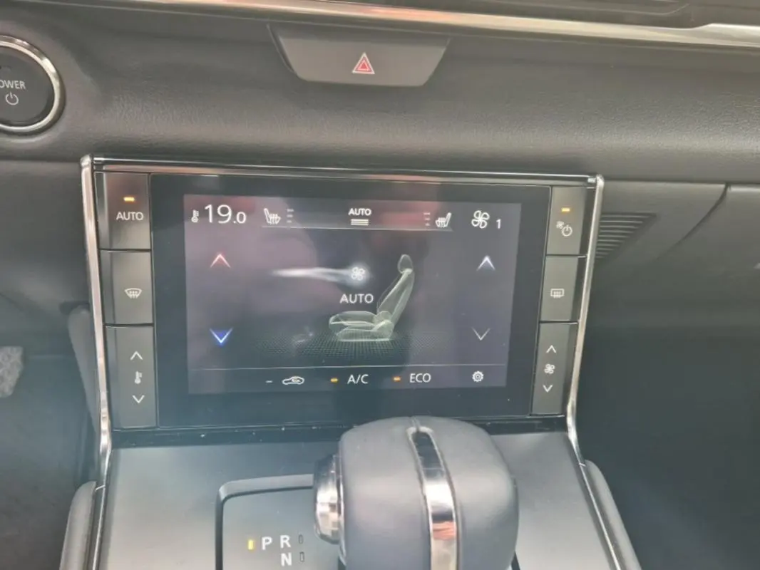 Gros plan sur la console centrale de la Mazda MX-30 électrique 2021, avec écran tactile climatisation et levier de boîte auto.