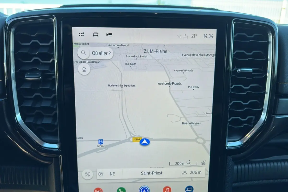 Écran tactile central du Ford Ranger 2025 affichant la navigation GPS avec ventilation latérale noire brillante.