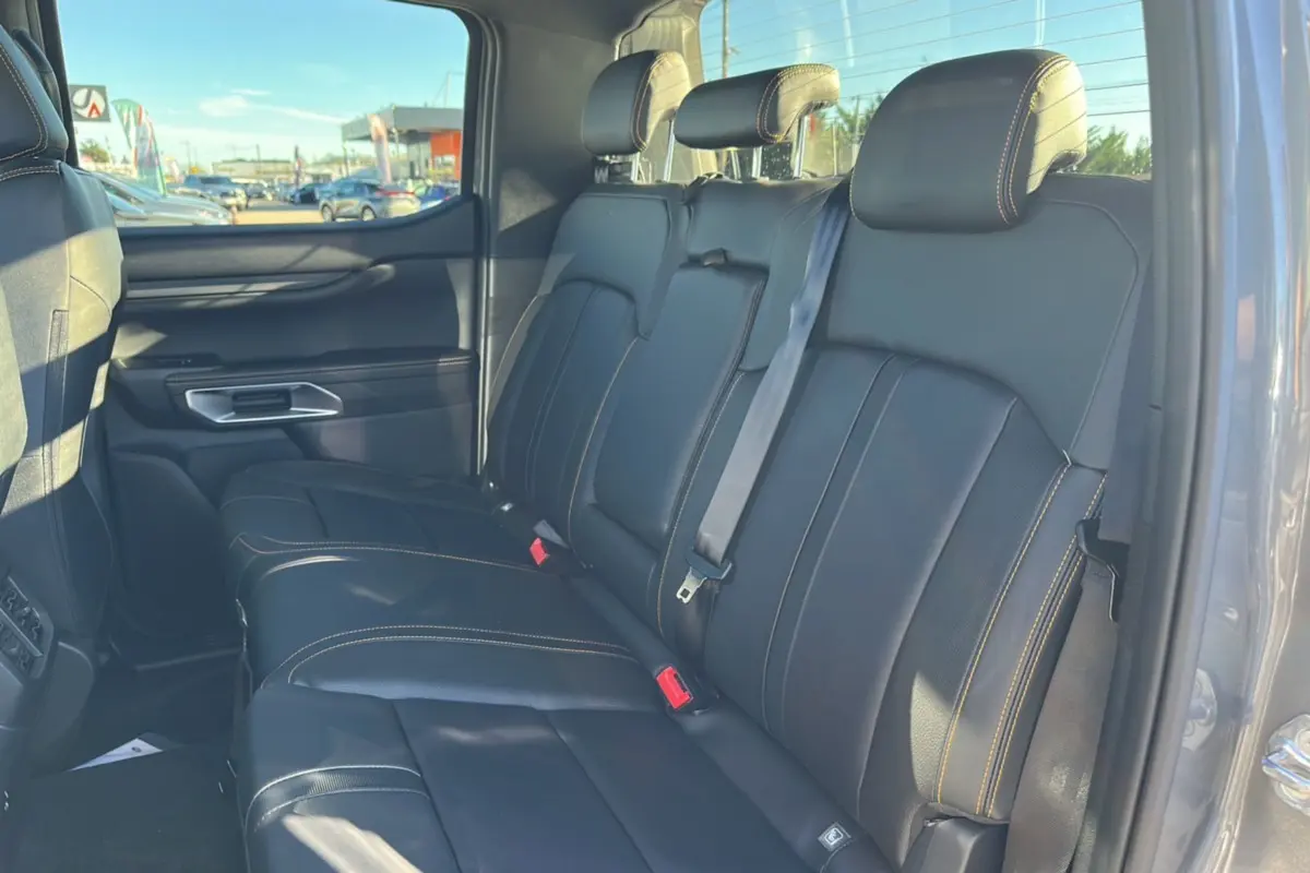 Vue latérale droite de la banquette arrière en cuir noir avec surpiqûres jaunes du Ford Ranger Wildtrak 2025 gris carbone.