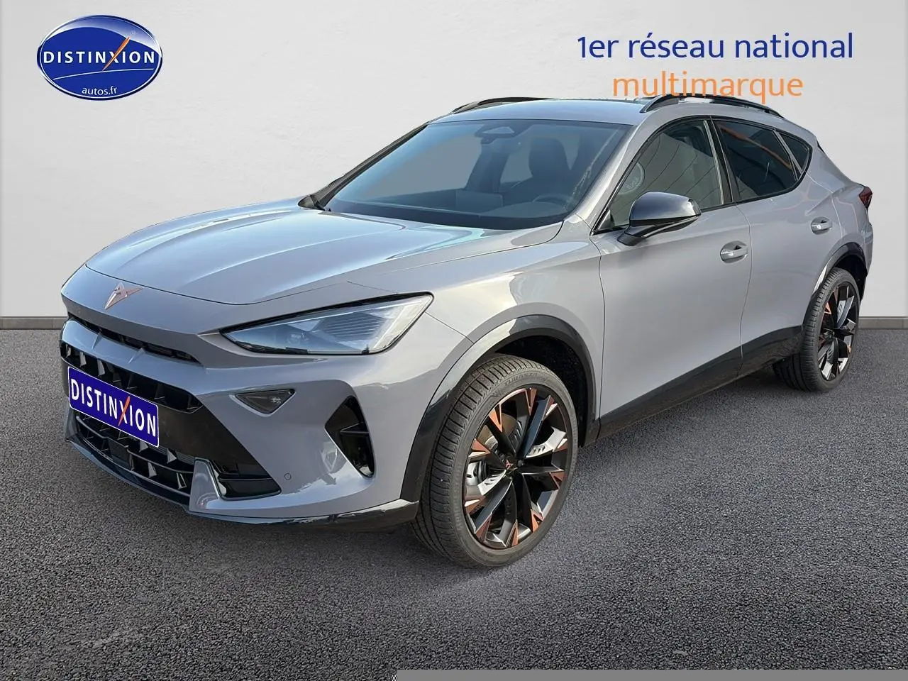 Vue 3/4 avant droite d'un CUPRA Formentor gris graphene avec jantes noires et détails cuivrés.