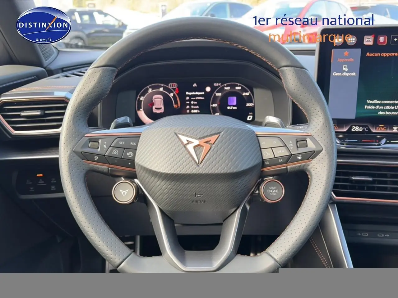 Vue intérieure centrée sur le volant cuir perforé gris avec logo CUPRA et tableau de bord numérique du Formentor 2.0 TDI 2026.